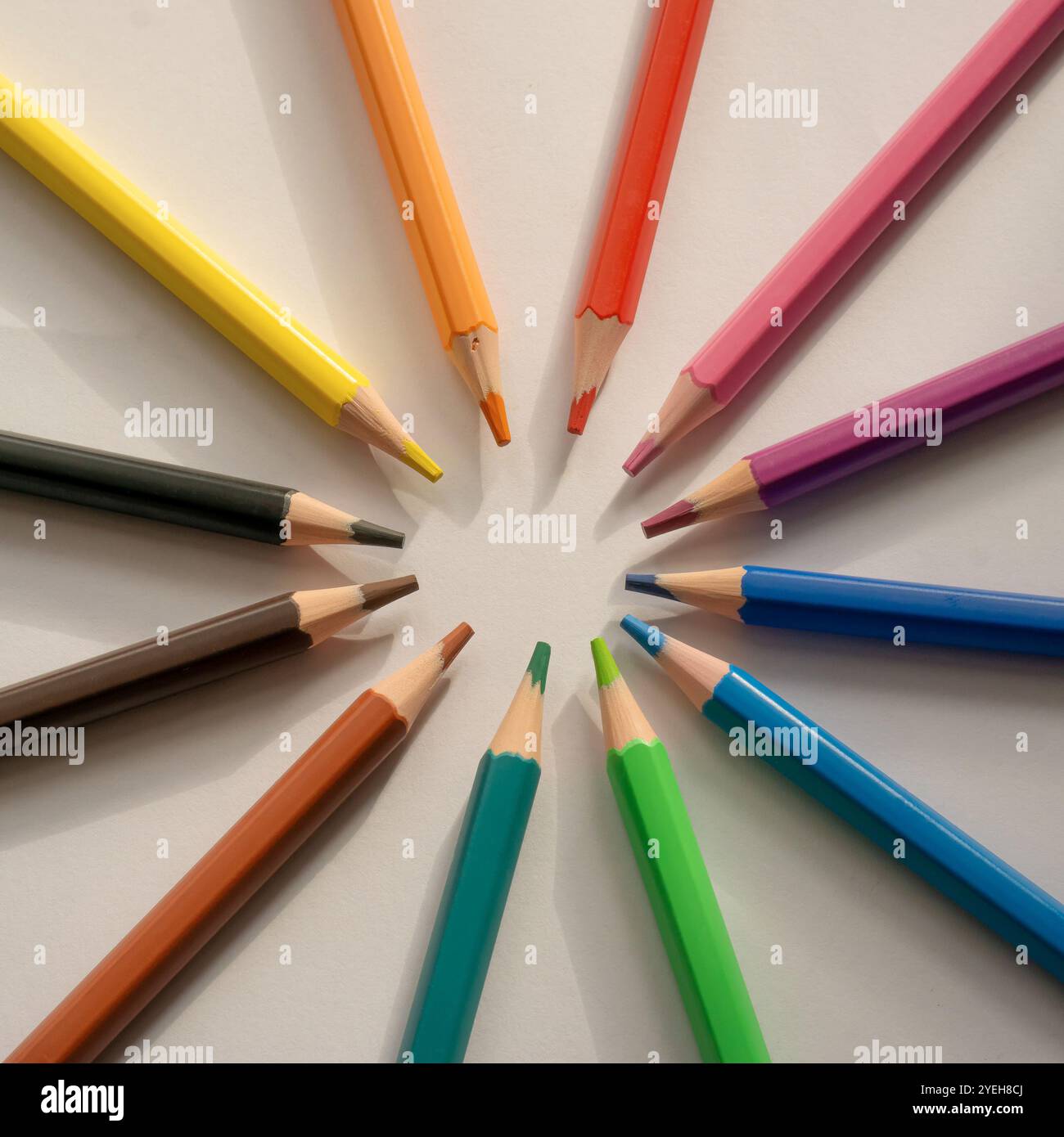 Set mit bunten Bleistiften auf weißem Hintergrund. Quadratische Nahaufnahme, Makrofoto. Stockfoto