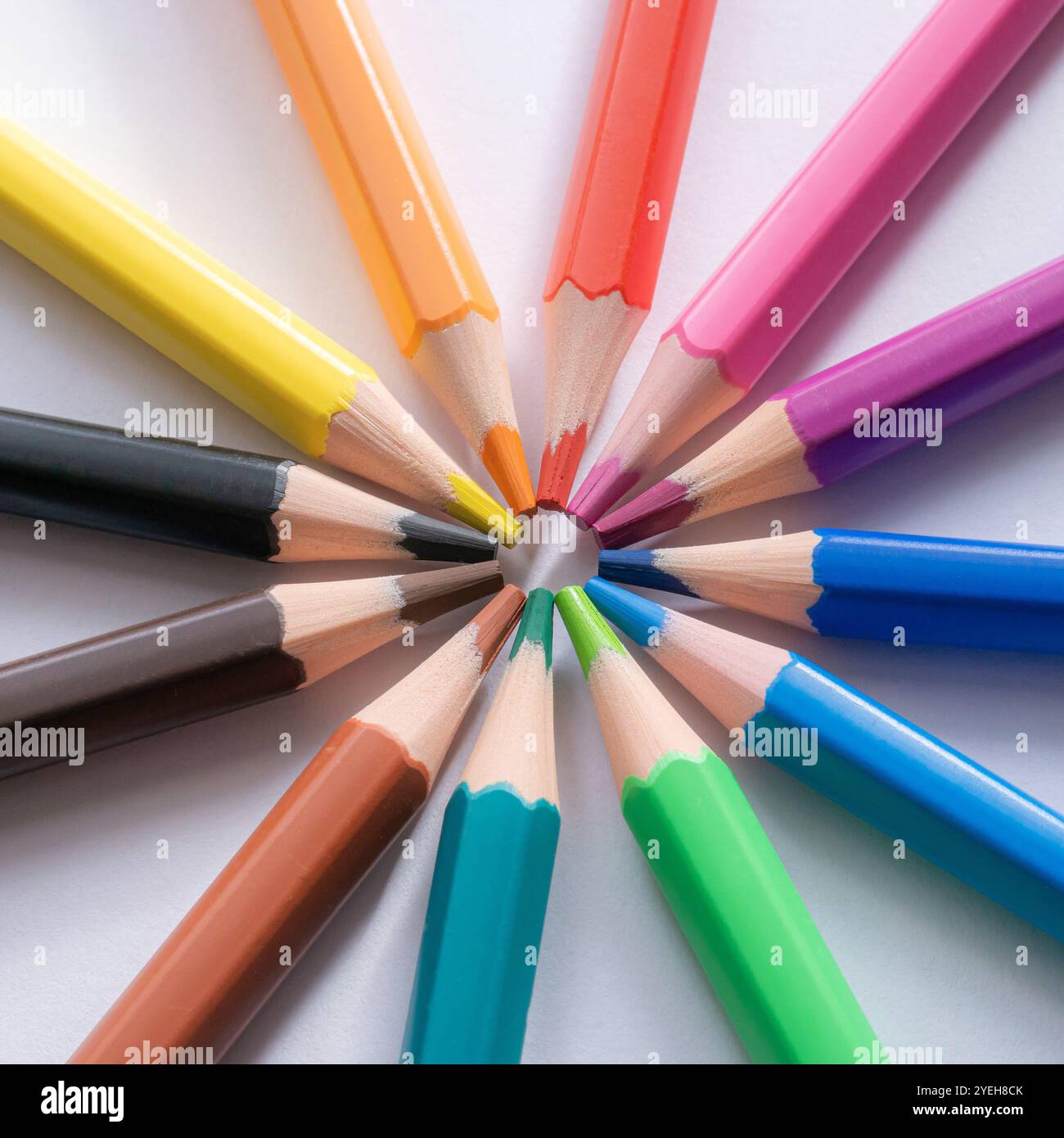 Set mit bunten Bleistiften auf weißem Hintergrund. Quadratische Nahaufnahme, Makrofoto. Stockfoto