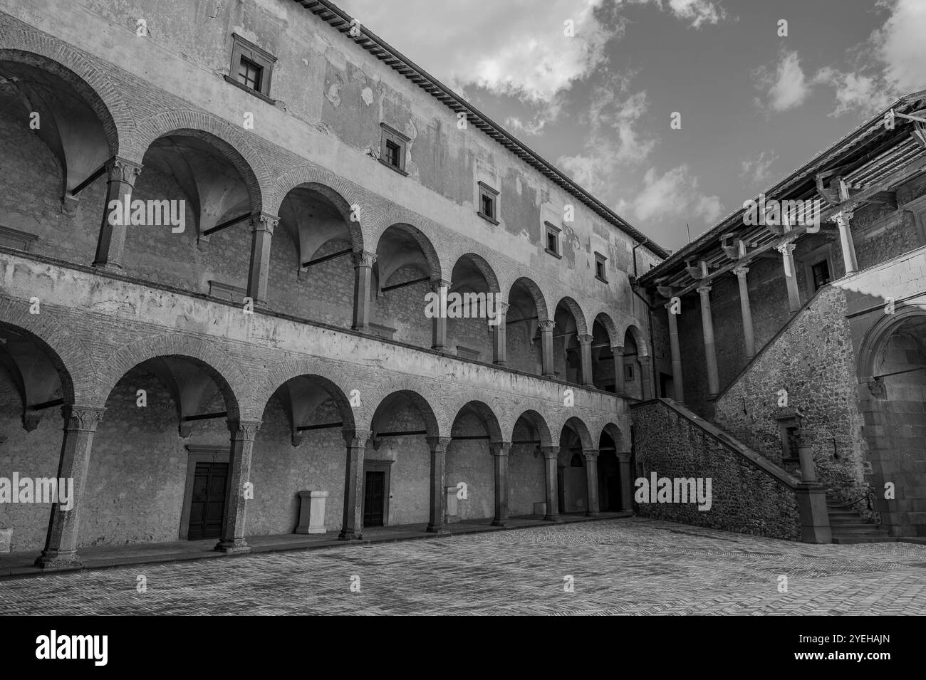 Es befindet sich in der Gemeinde Bracciano und stammt aus dem 15. Jahrhundert. Es besteht aus drei Kreisen von Außenmauern und hat fünf Türme Stockfoto