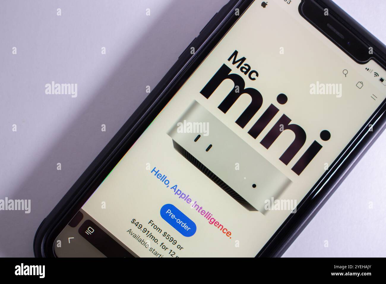 Neue Website für Mac Mini (2024). Das neueste Mac Mini-Modell wurde auf 5 Zoll reduziert und verfügt über den leistungsstarken M4-Chip und integrierte Apple Intelligence. Stockfoto
