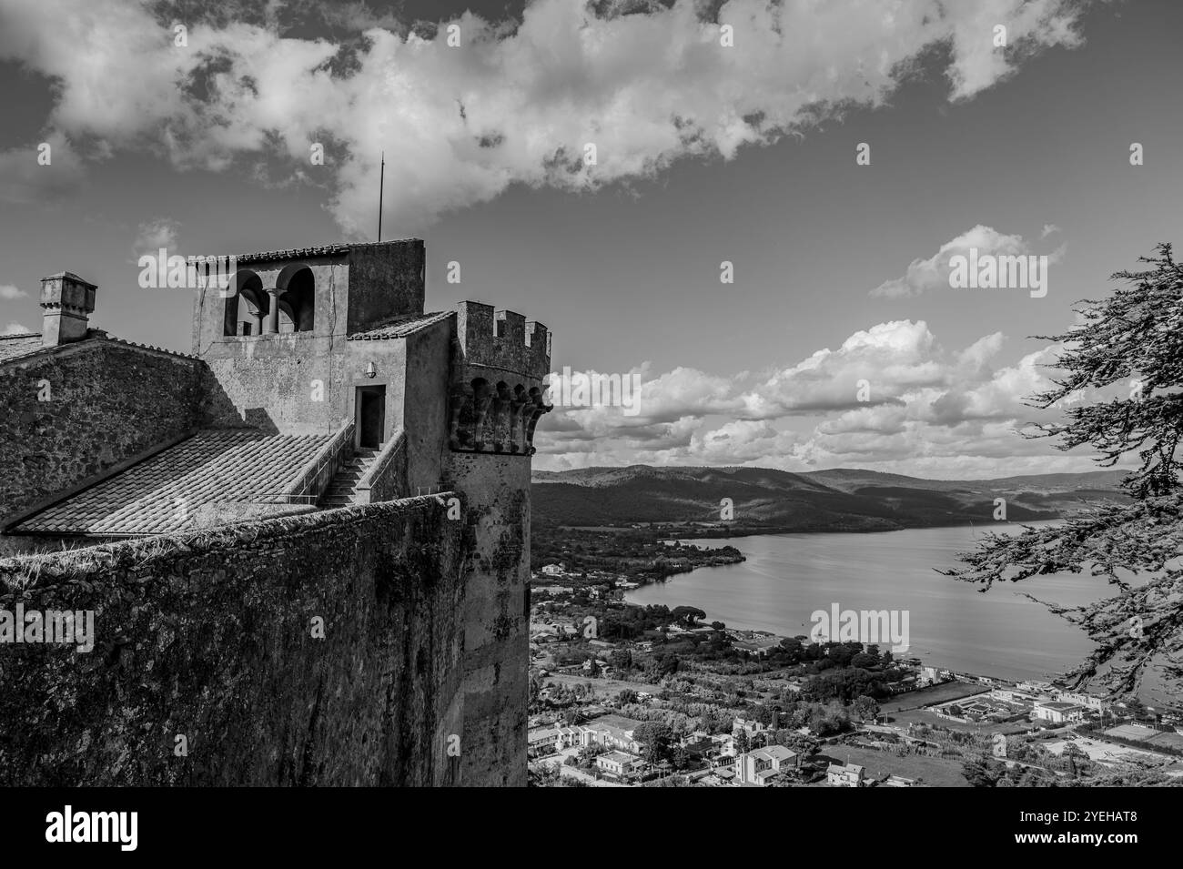 Es befindet sich in der Gemeinde Bracciano und stammt aus dem 15. Jahrhundert. Es besteht aus drei Kreisen von Außenmauern und hat fünf Türme Stockfoto