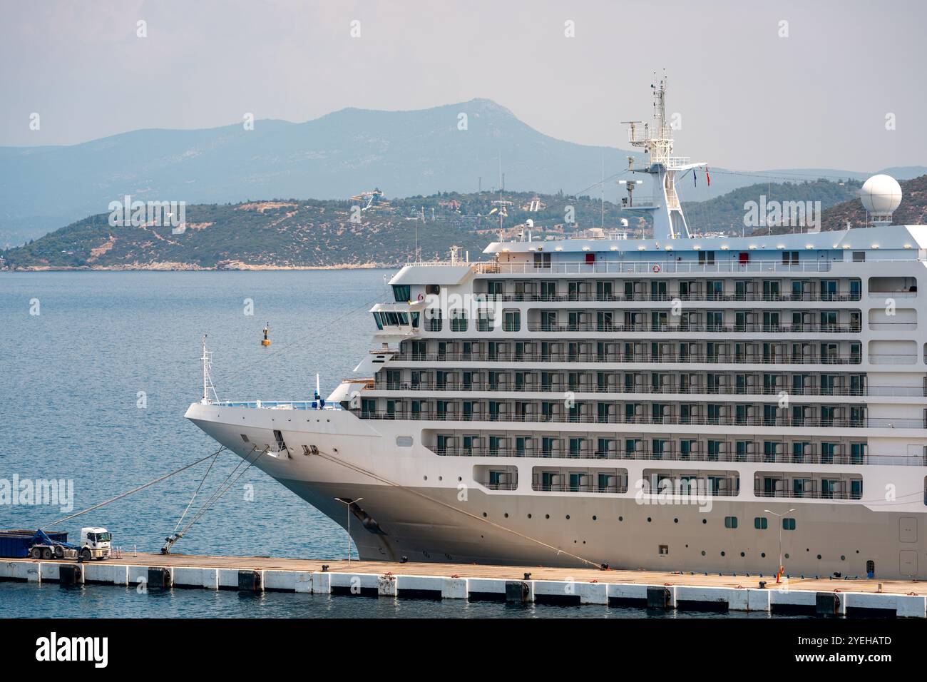 Kusadasi, Türkei - 4. Juli 2024: Ein Kreuzfahrtschiff vor Anker im Hafen von Kuşadası, Türkei, wartet auf seine Passagiere Stockfoto