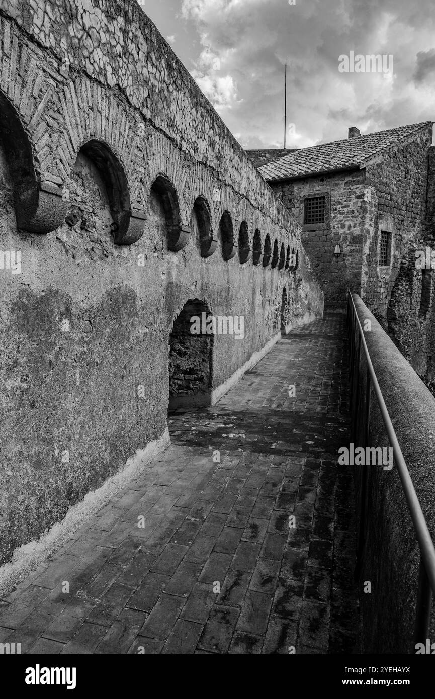 Es befindet sich in der Gemeinde Bracciano und stammt aus dem 15. Jahrhundert. Es besteht aus drei Kreisen von Außenmauern und hat fünf Türme Stockfoto