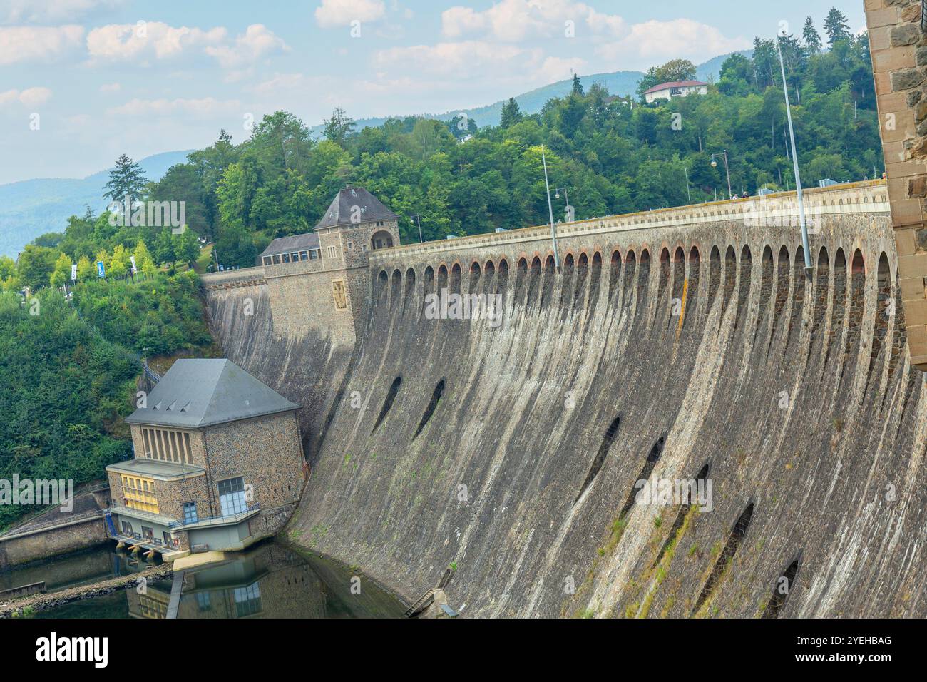 Alte historische Staumauer am Edersee - deutscher Edersee in Deutschland Stockfoto