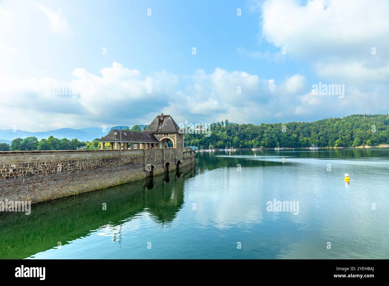 Alte historische Staumauer am Edersee - deutscher Edersee in Deutschland Stockfoto