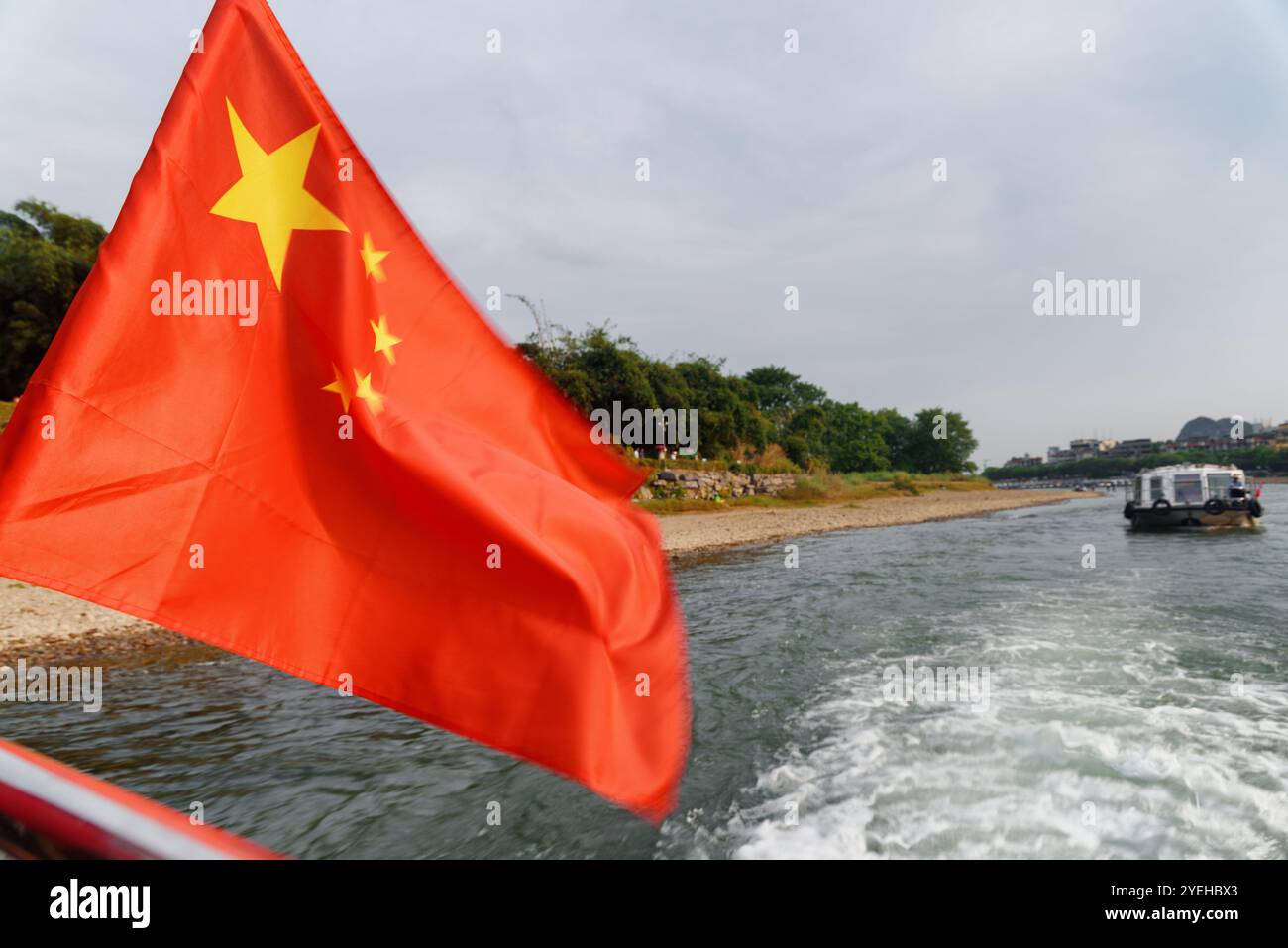 Nahaufnahme der Flagge von China, die auf dem Boot flattert Stockfoto