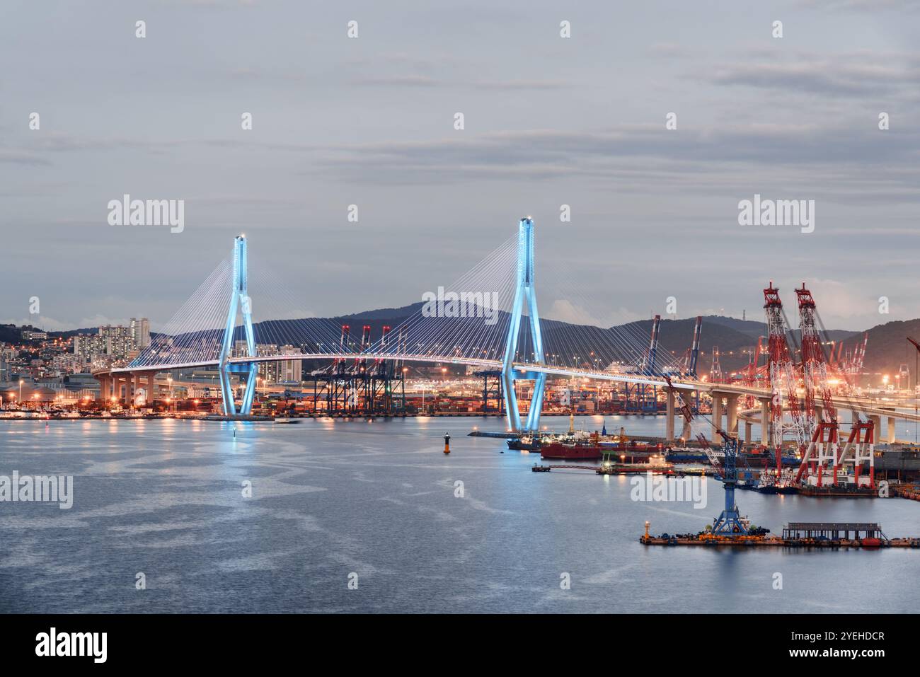 Abendblick auf die Busan Harbor Bridge und den Hafen von Busan Stockfoto