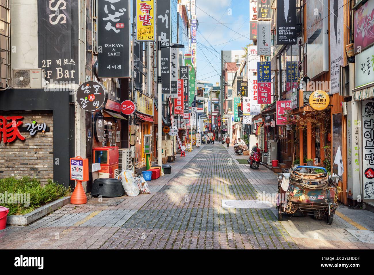 Busan, Südkorea - 7. Oktober 2017: Morgenblick auf farbenfrohe Schilder auf der verlassenen Straße von Busan. Gwangbokro Cultural and Fashion Street. Gwangbo Stockfoto