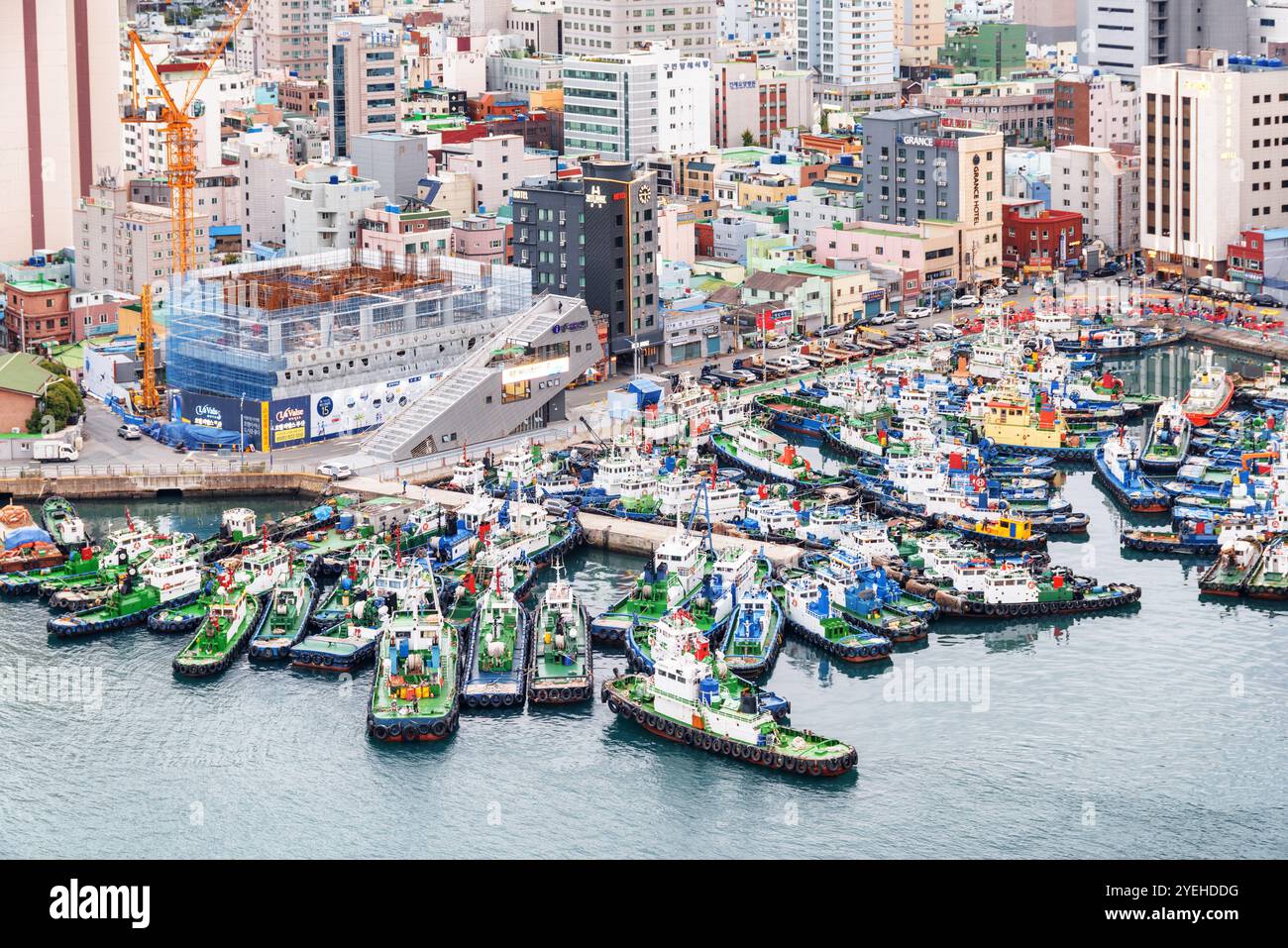 Busan, Südkorea - 7. Oktober 2017: Panoramablick auf Schiffe, die im Hafen von Busan geparkt sind. Fantastische Stadtlandschaft. Stockfoto