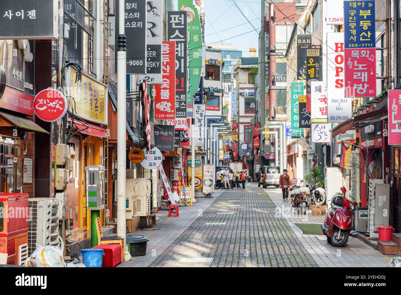 Busan, Südkorea - 7. Oktober 2017: Fantastischer Blick auf farbenfrohe Schilder in der engen Straße von Busan. Gwangbokro Cultural and Fashion Street. Gwangbokr Stockfoto