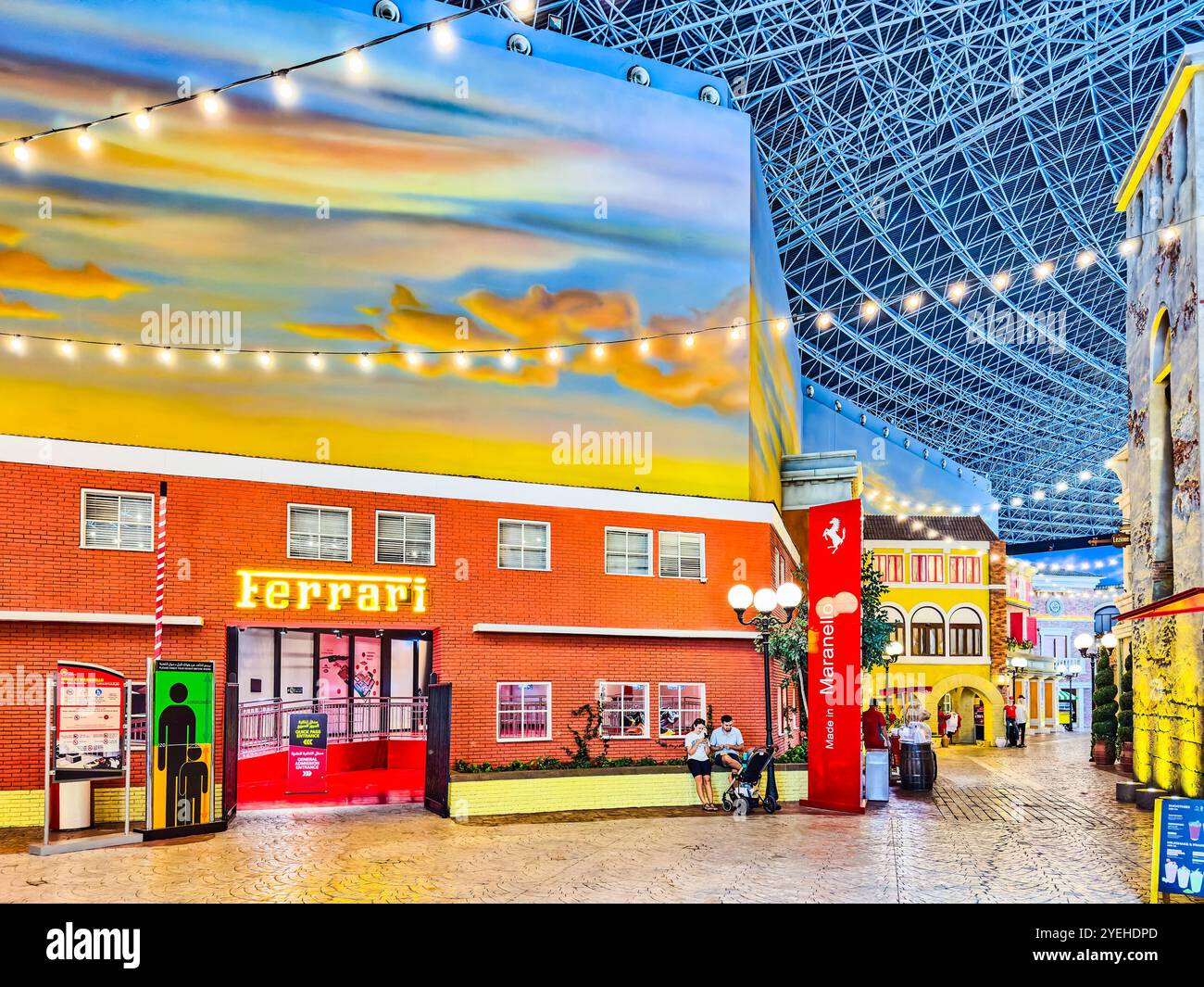 Abu Dhabi, VAE. 5. Mai 2024: Ferrari und Warner Bros Studios Amusement Park. Stockfoto