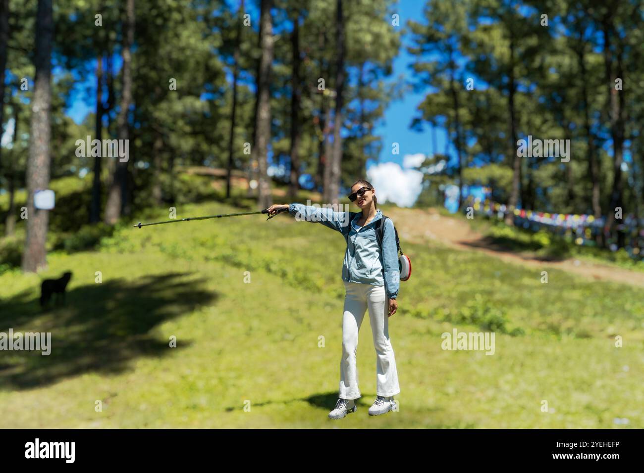 Junge weibliche Wanderer Bagpacking durch den Naturwald Nationalpark Trekking in Richtung Wegbeschreibung Stockfoto