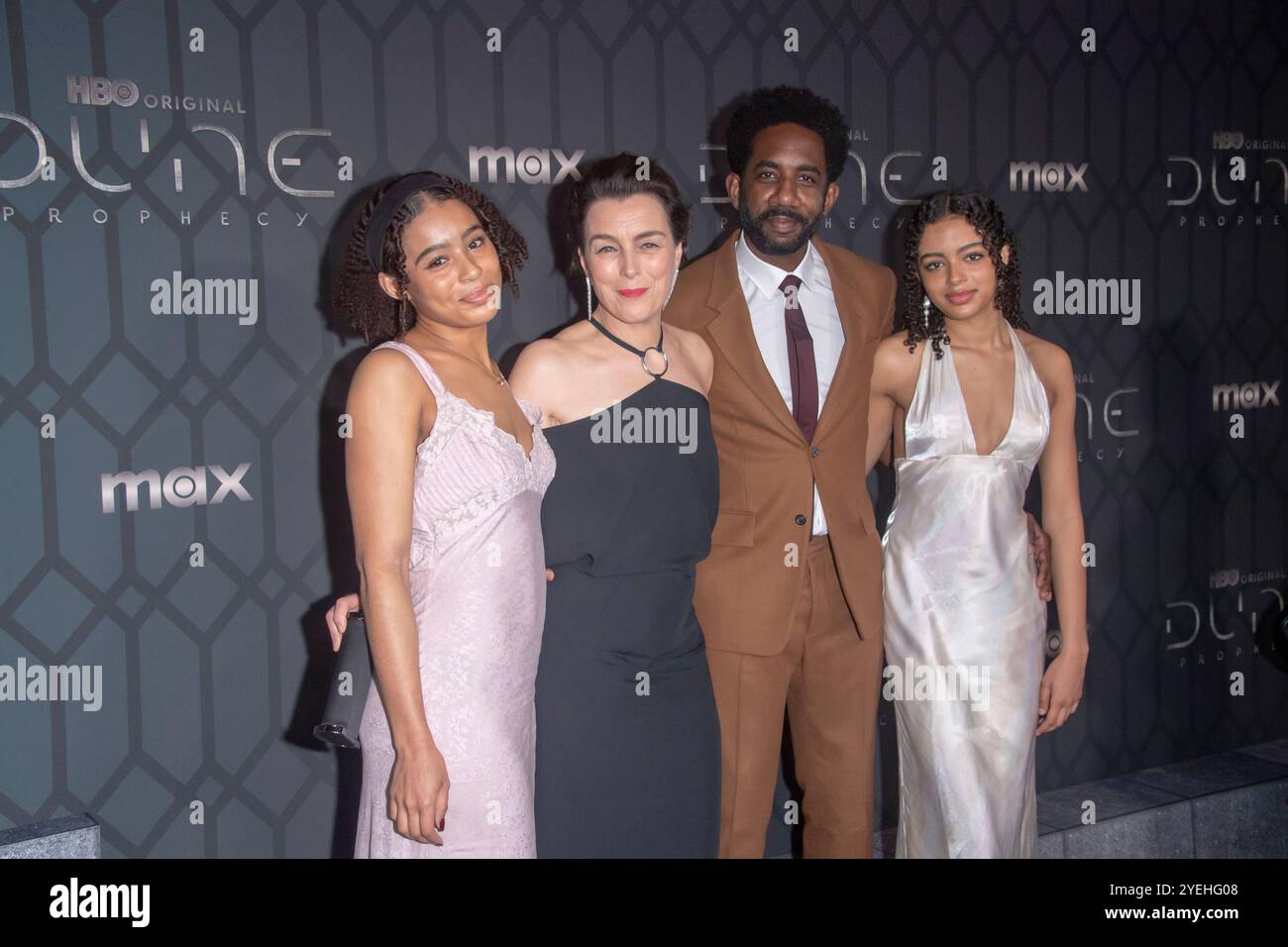 New York, Usa. 30. Oktober 2024. Olivia Williams (2L) und Rhashan Stone (3L) nehmen am 30. Oktober 2024 in New York City an der Weltpremiere von HBO's „Dune: Propheecy“ im Jazz im Lincoln Center Teil. Quelle: SOPA Images Limited/Alamy Live News Stockfoto