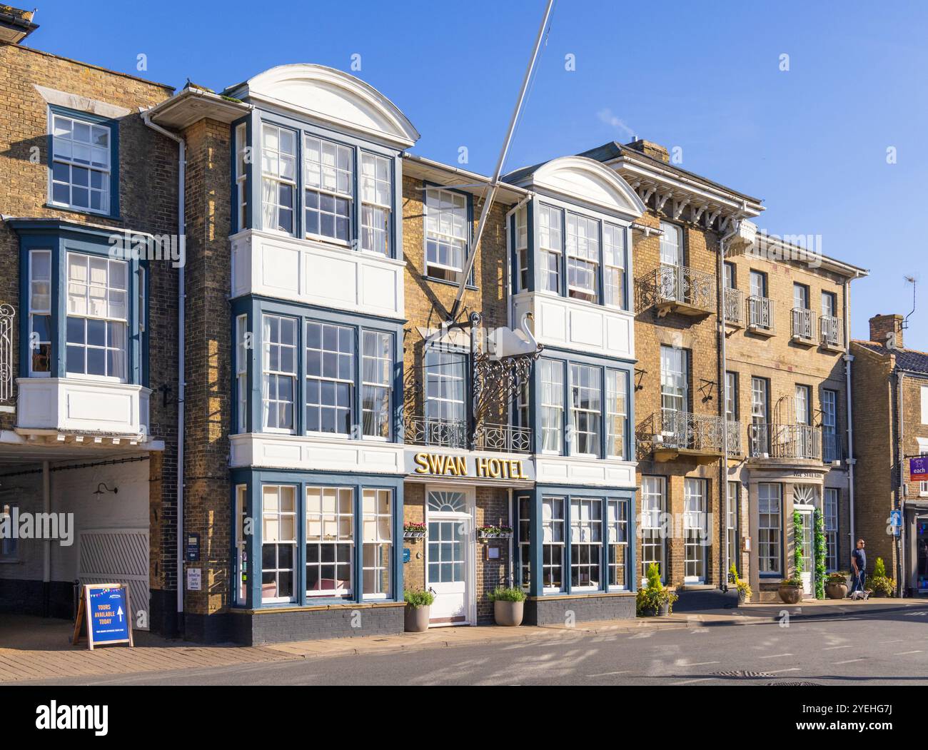 Blick auf das Swan Hotel, Market Place, das von Adnams gehört und geführt wird, und einen allgemeinen Blick auf die East Street. Southwold, Suffolk. UK Stockfoto