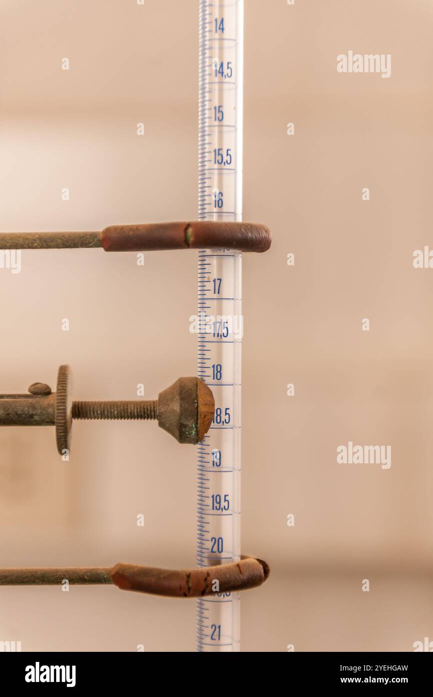 Laborbürette mit Metallklemme im wissenschaftlichen Setup Stockfoto