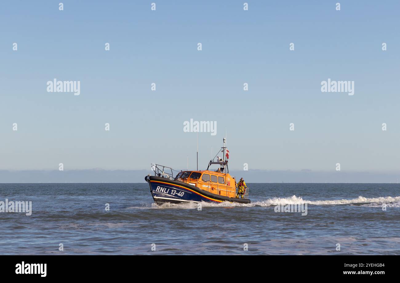 Long Shot des Shannon Class RNLI Relief Lifeboats, Eric's Legend auf See in Aldeburgh, Suffolk. UK. Stockfoto