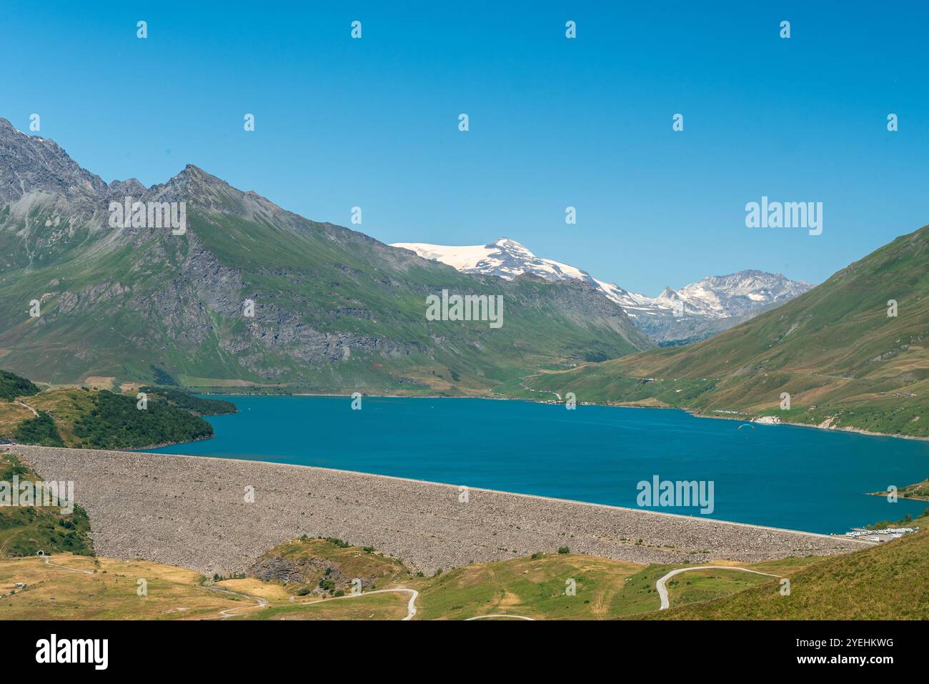 Lac du Mont-Cenis See mit Gipfeln über der Region Savoie in Frankreich nahe der Grenze zu Italien an schönen Sommertagen Stockfoto