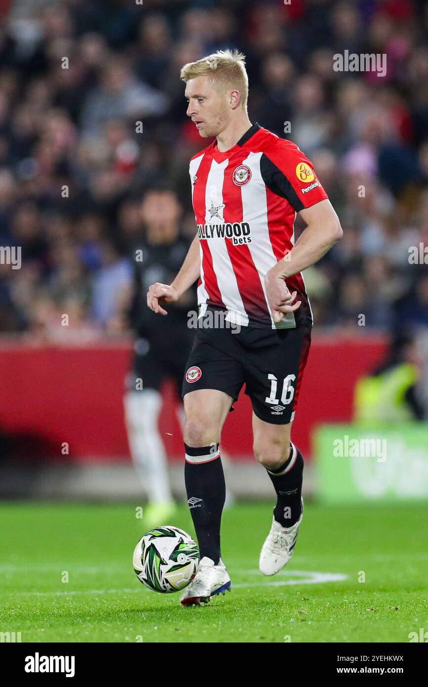 Brentford-Verteidiger Ben Mee (16) im Spiel der Achtelfinale des Brentford FC gegen Sheffield Wednesday FC Carabao Cup am 29. Oktober 2024 im Gtech Community Stadium in London, England, Vereinigtes Königreich Stockfoto