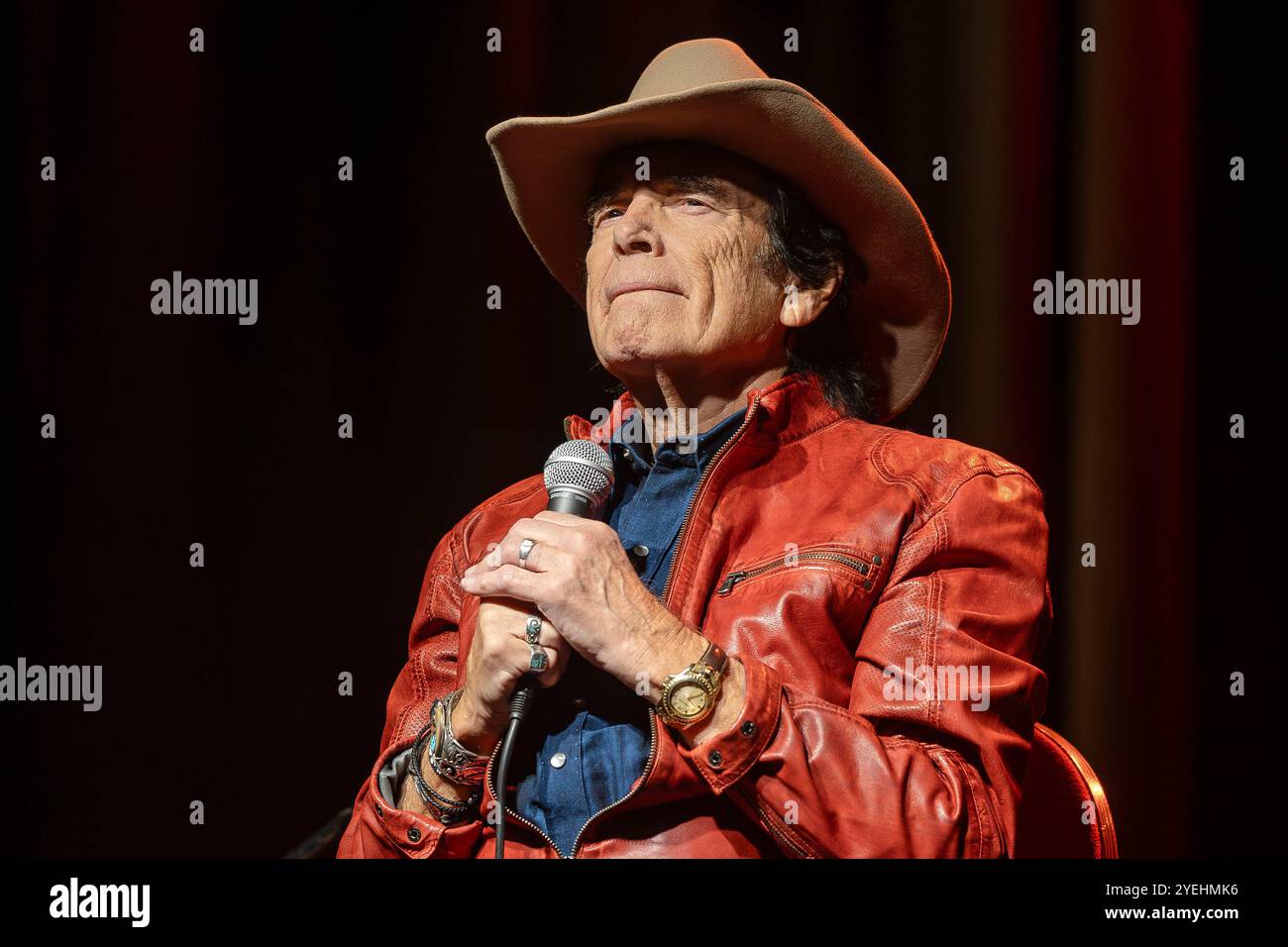 Der deutsche Country-Sänger Tom Astor geb. 27. Februar 1943 - eigentlich: Wilhelm Bräutigam - während eines Auftrittes mit dem Programm Wieder da in der Börse Coswig. *** Der deutsche Country-Sänger Tom Astor geboren am 27. Februar 1943 eigentlich Wilhelm Bräutigam während eines Auftritts mit der Sendung Wieder da in der Börse Coswig Stockfoto