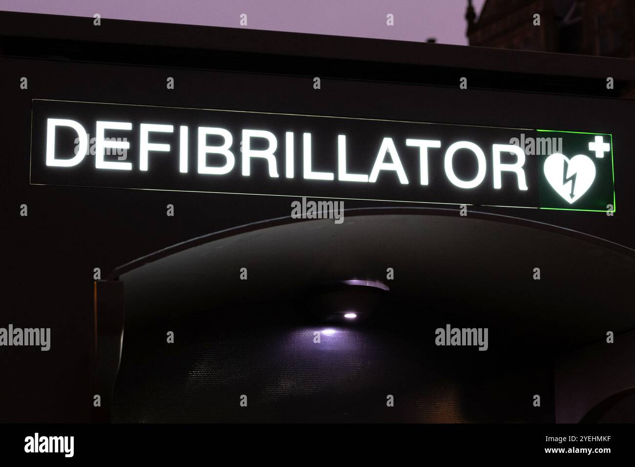 Ein öffentlicher Defibrillator in Sheffield, Großbritannien. Defibrillatorzeichen, kommunaler Defibrillator Stockfoto