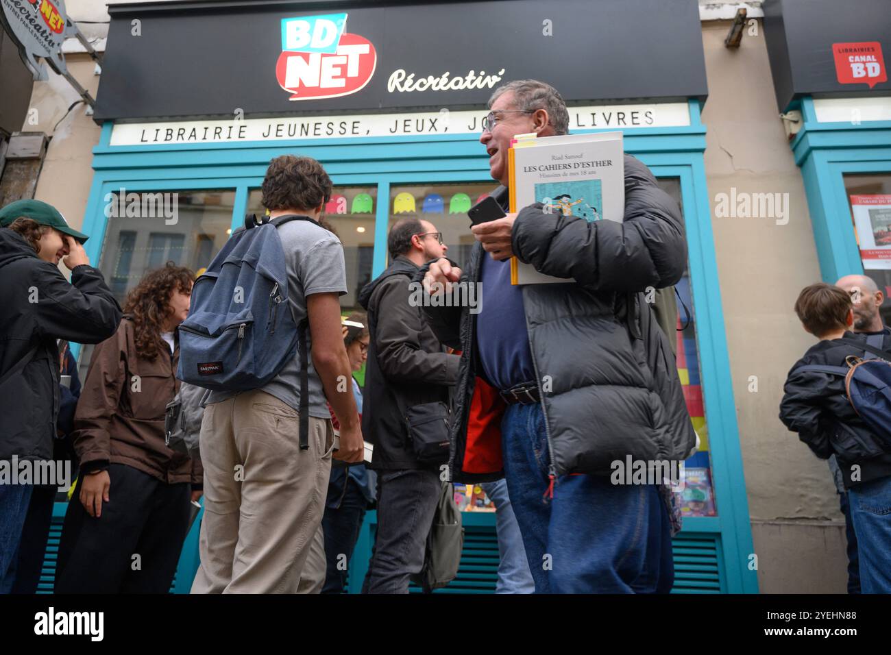 Paris, Frankreich. 30. Oktober 2024. Fans vor BDNet Bastille in Paris. Riad Sattouf, französisch-syrischer Comic-Autor, hat sein neuestes Album bei BDNet Bastille in Paris unterzeichnet. Mehrere hundert Fans jeden Alters warteten darauf, den Autor zu treffen. Sein neues Album „Moi, Fadi, le frère volé – Tomé 1 (1986-1992)“ (Me, Fadi, der gestohlene Bruder – Band 1 (1986-1992)), ein Spin-off der Serie „Arab from the Future“, gehört bereits zu den Top 10 der meistverkauften Bücher. Paris, Frankreich am 30. Oktober 2024. Foto: Pierrick Villette/ABACAPRESS. COM Credit: Abaca Press/Alamy Live News Stockfoto