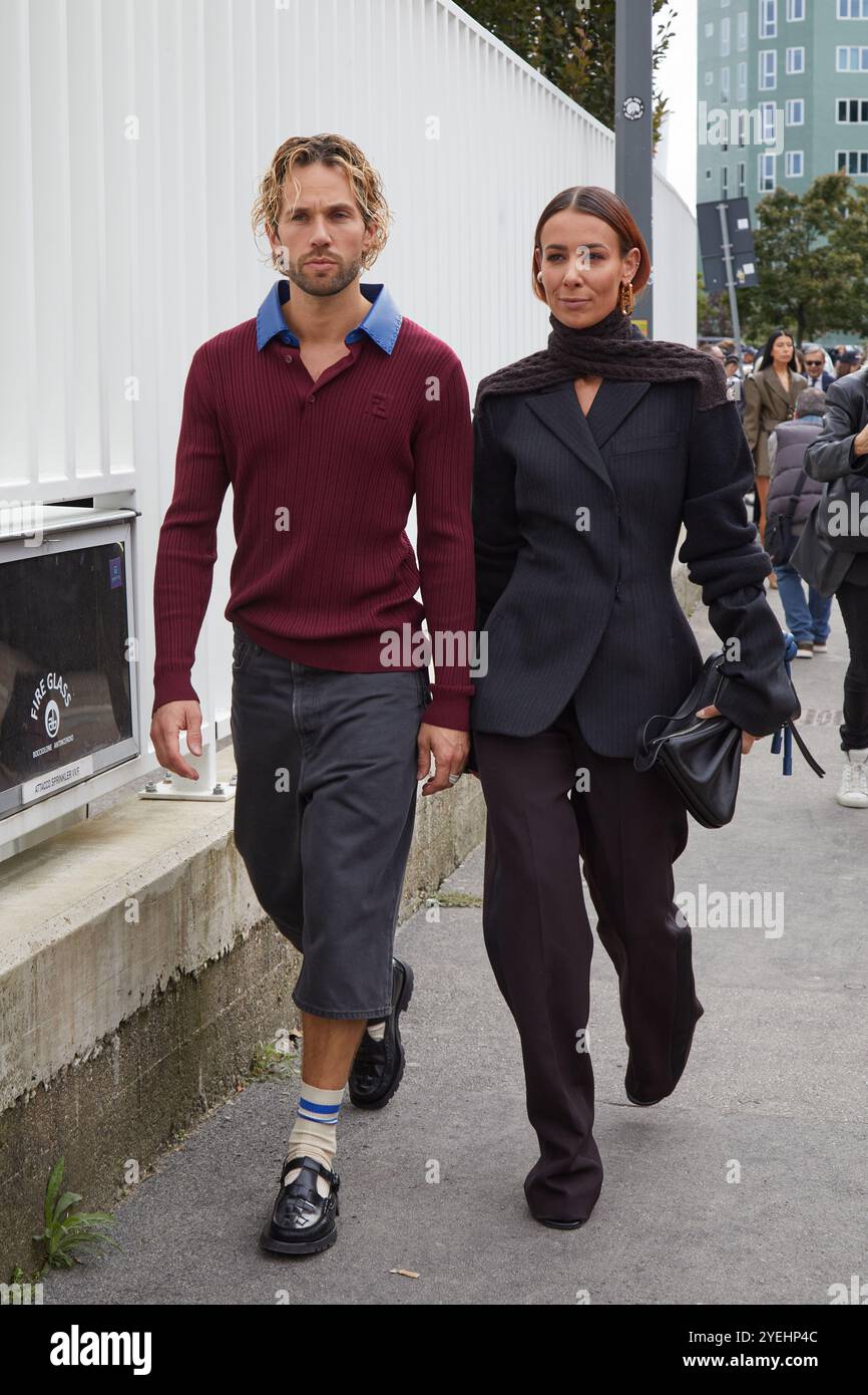 MAILAND, ITALIEN - 17. SEPTEMBER 2024: Sebastien Roques und Alice Barbier vor der Fendi Modenschau, Mailand Street Style Stockfoto
