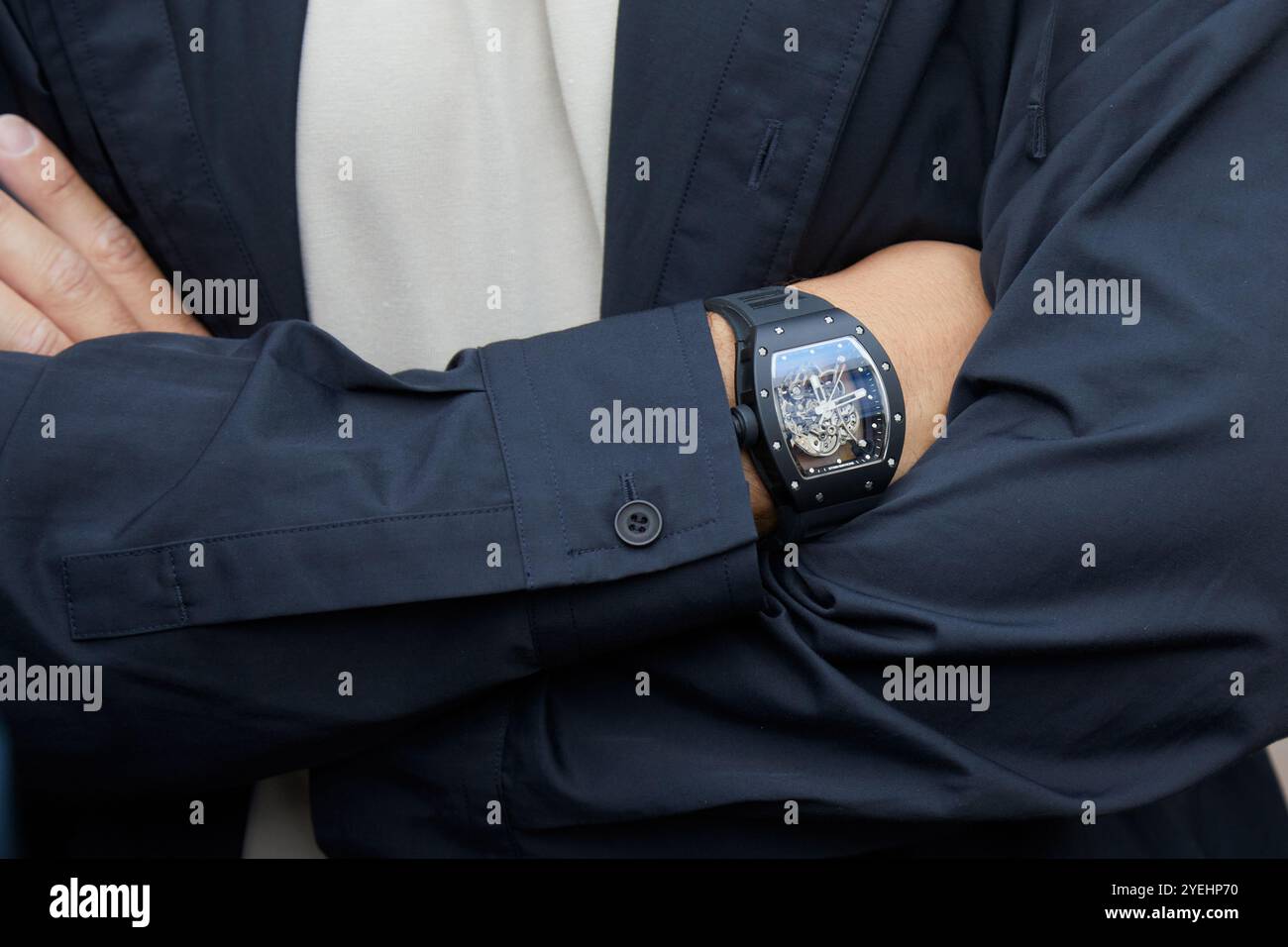 MAILAND, ITALIEN - 17. SEPTEMBER 2024: Mann mit Richard Mille Uhr vor der Alberta Ferretti Modenschau, Mailand Street Style Stockfoto