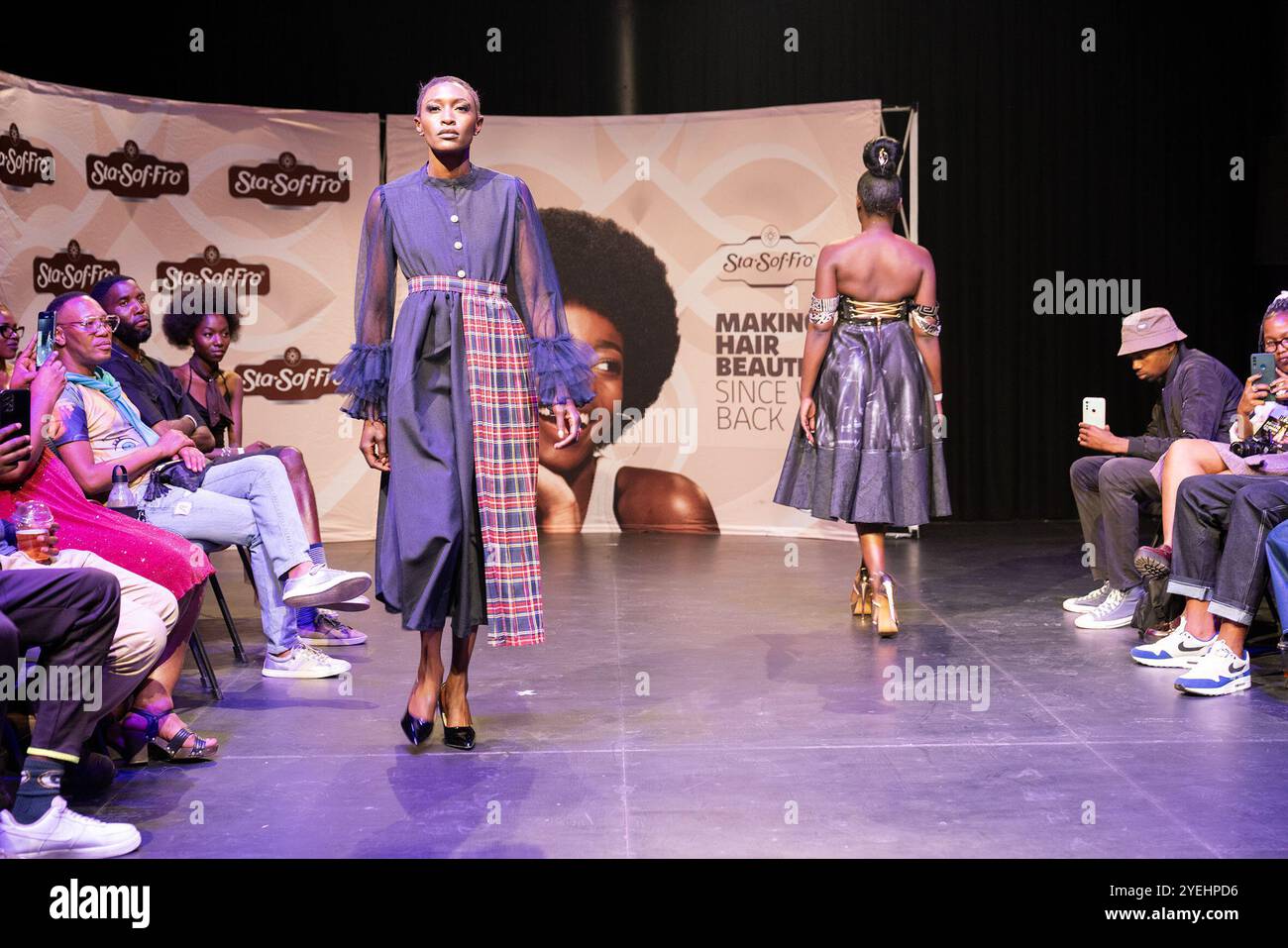 Johannesburg, Südafrika. 30. Oktober 2024. Models präsentieren Kreationen während der Soweto Fashion Week in Soweto, Johannesburg, Südafrika, am 30. Oktober 2024. Quelle: Shiraaz Mohamed/Xinhua/Alamy Live News Stockfoto