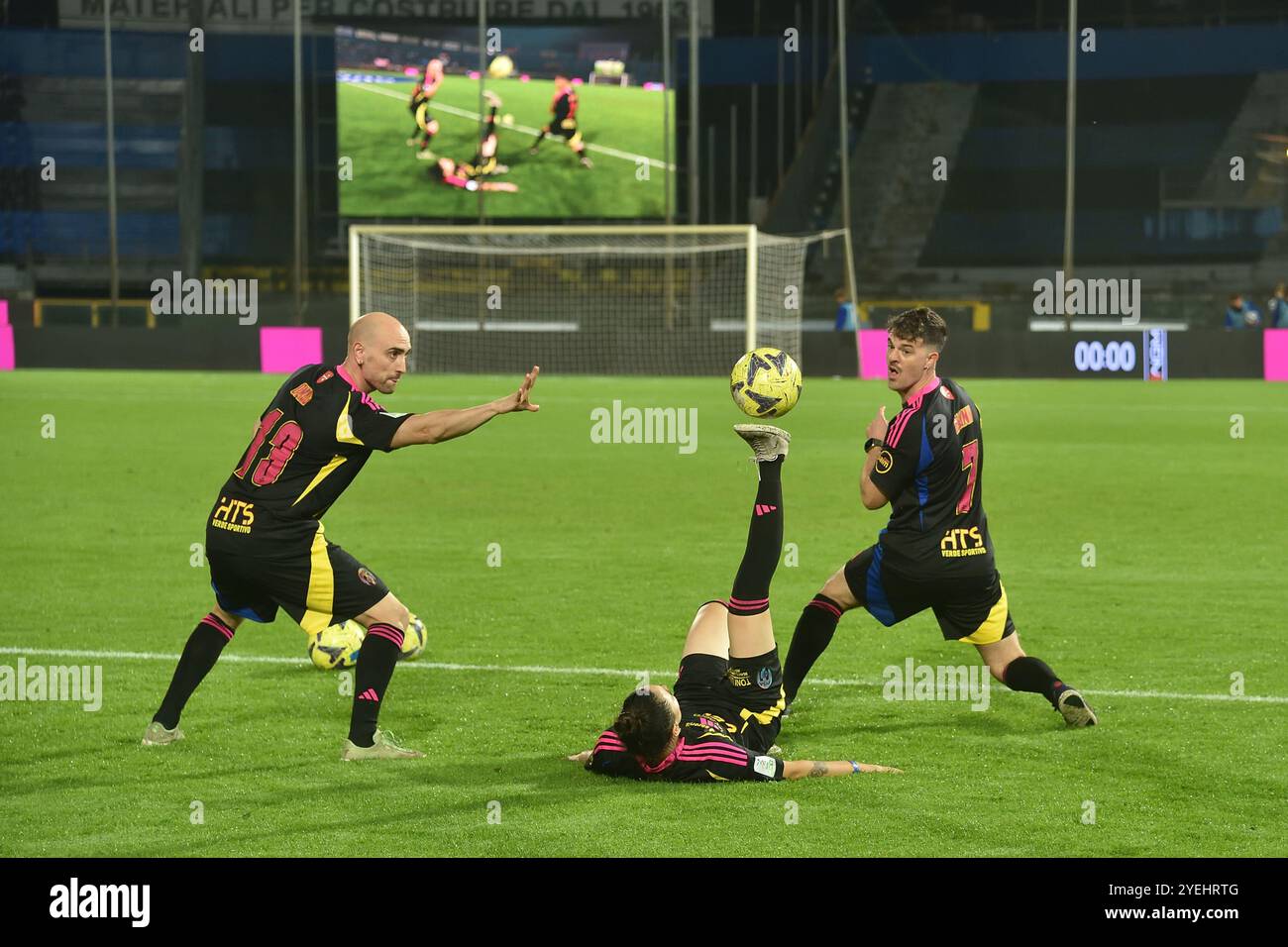 Giuseppe Cardaropoli, Anastasia Bagaglini und Swann Ritossa während einer Freistil-Ausstellung vor dem Beginn des Spiels während des AC Pisa gegen US Catanzaro, italienisches Fußball-Serie B-Spiel in Pisa, Italien, Oktober 30 2024 Stockfoto