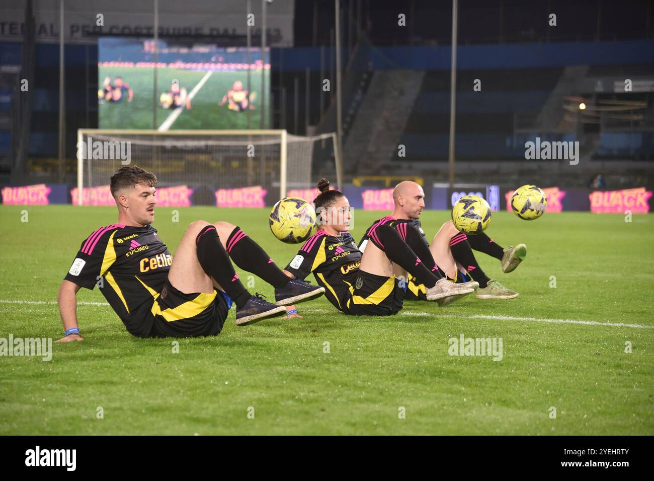 Swann Ritossa, Anastasia Bagaglini und Giuseppe Cardaropoli während einer Freistil-Ausstellung vor dem Beginn des Spiels während des AC Pisa gegen US Catanzaro, italienisches Fußball-Serie B-Spiel in Pisa, Italien, Oktober 30 2024 Stockfoto