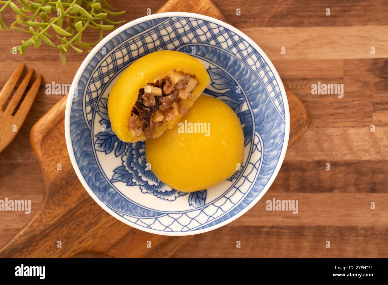 Chinesisches Restaurant Rezept mit gehacktem Bambus, geschlten Garnelen  und chinesischen Pilzen mit Sojasauce auf Holztisch Stockfotografie - Alamy
