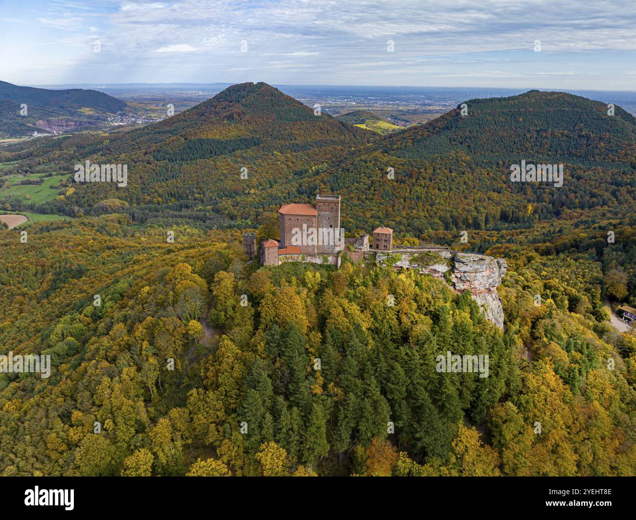 Luftaufnahme, Reichsburg Trifels, Annweiler, Pfalz, Rheinland-Pfälzer Wald im Herbst, Deutschland, Europa Stockfoto