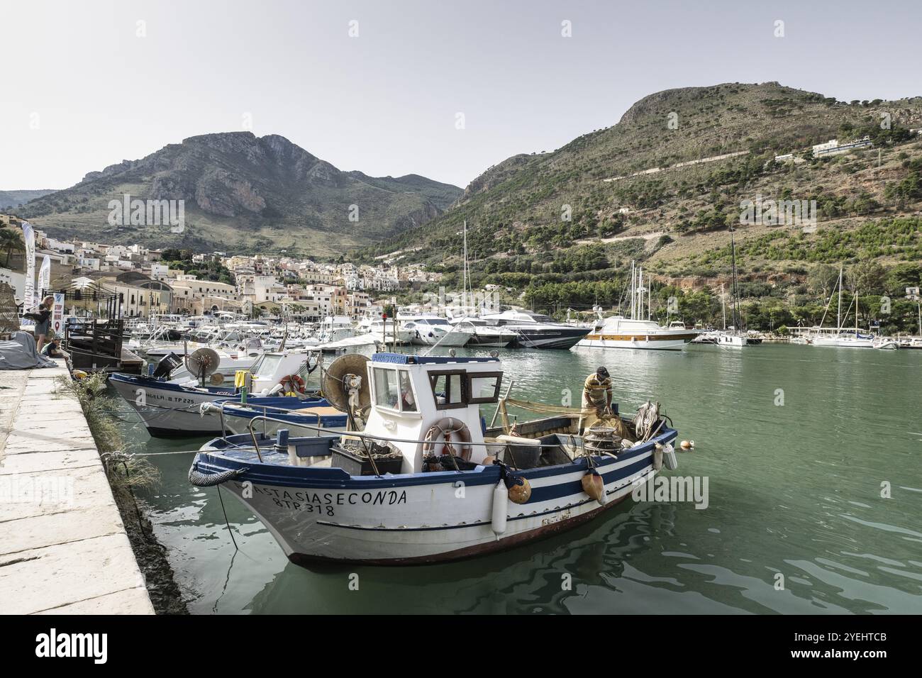 Hafen von Castellamare del Golfo, Sizilien, Italien, Europa Stockfoto