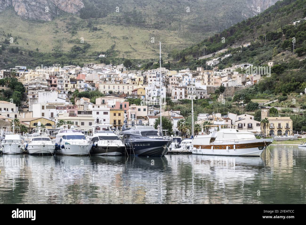 Hafen von Castellamare del Golfo, Sizilien, Italien, Europa Stockfoto