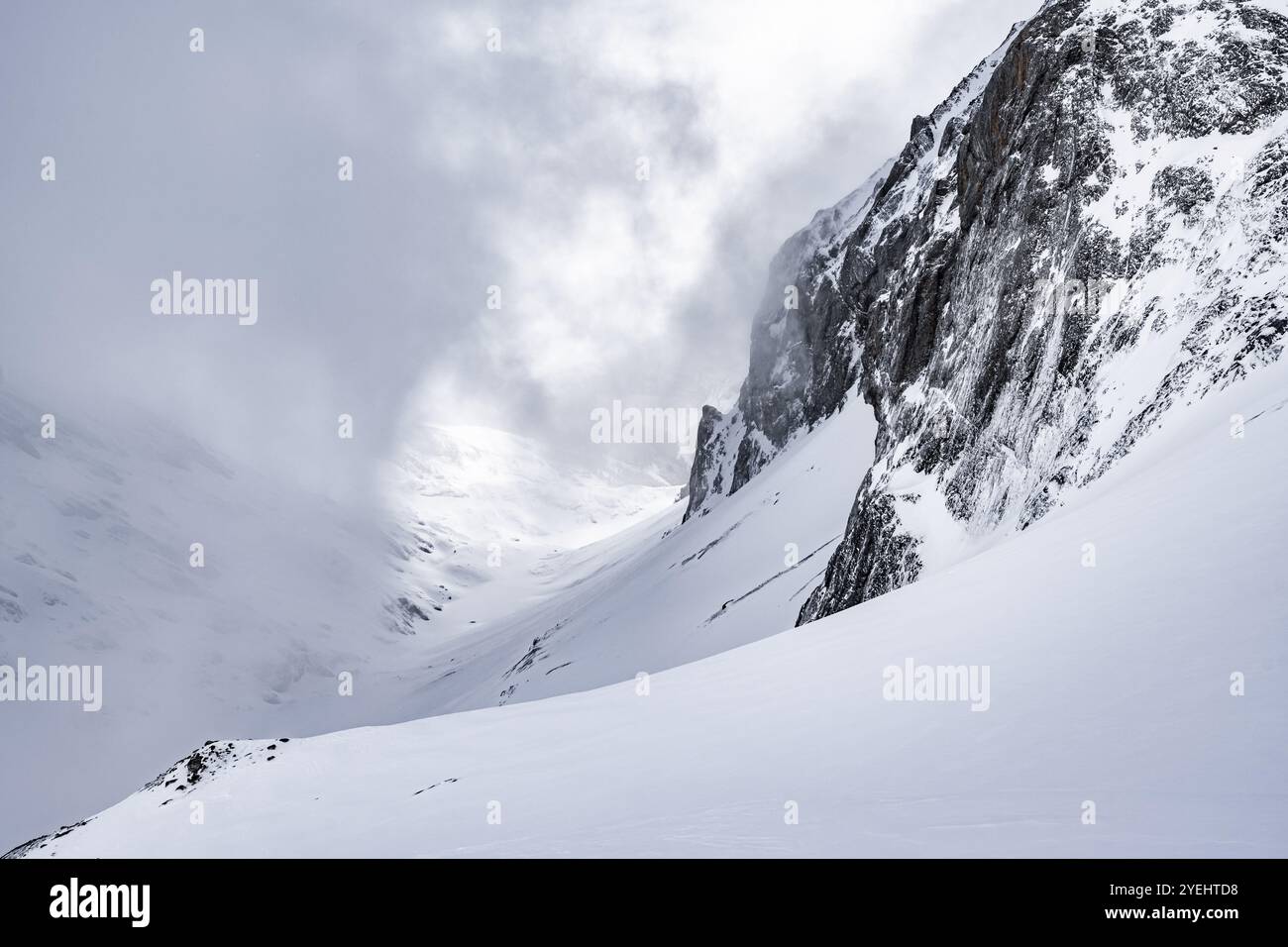 Schneebedeckte Berglandschaft, Aufstieg zum Wildhorn, bewölkte Stimmung, Hochtour, Berner Alpen, Berner Oberland, Schweiz, Europa Stockfoto