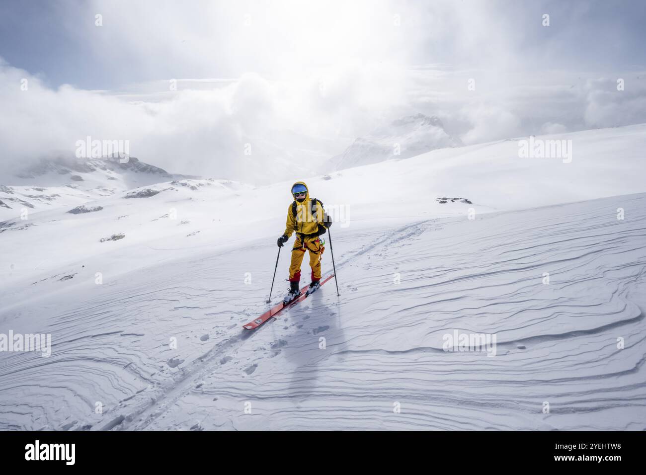 Skitouren in verschneite Berglandschaft, Aufstieg zum Wildhorn, bewölkte Stimmung, Hochtour, Berner Alpen, Berner Oberland, Schweiz, Europa Stockfoto