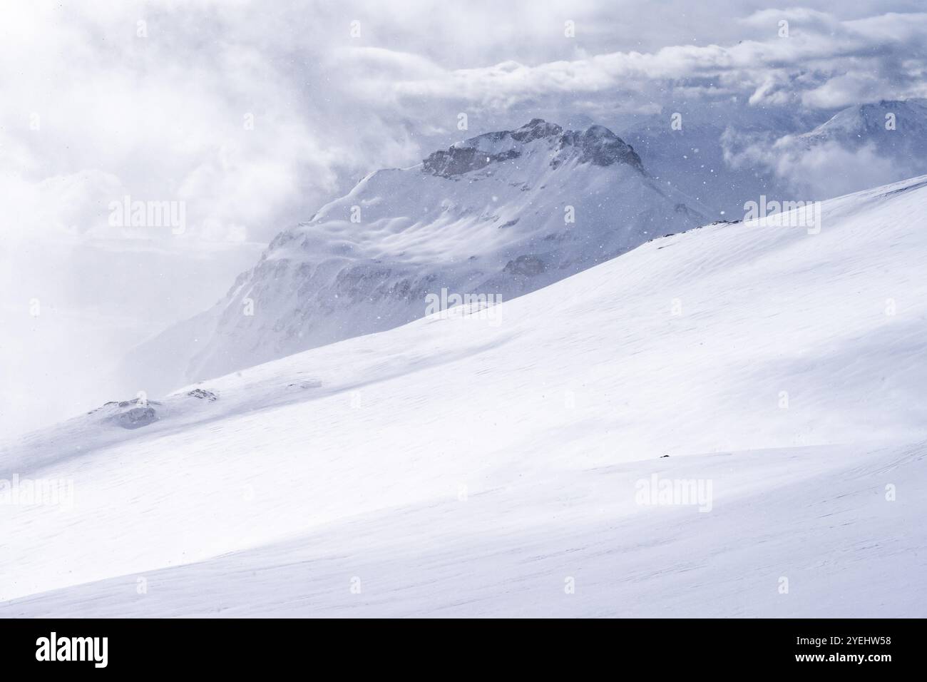 Schneebedeckte Berglandschaft am Wildhorn, bewölkte Stimmung, Hochtour, Berner Alpen, Berner Oberland, Schweiz, Europa Stockfoto
