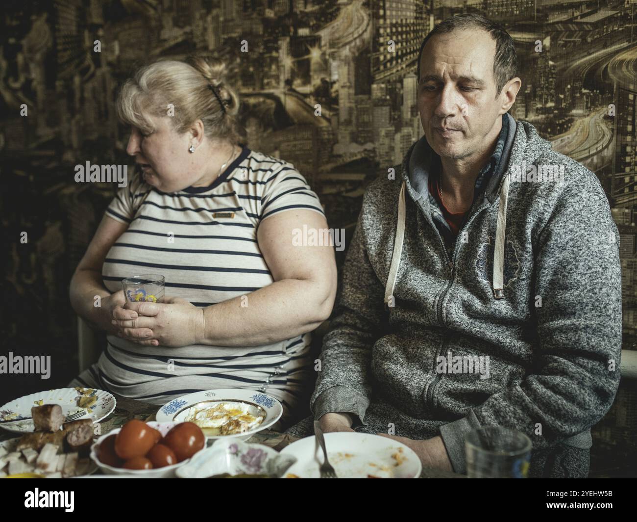 IRA und Mischa. Ihr Haus beherbergt heute 13 Menschen, ihre eigene Familie und Flüchtlinge, die sie aufgenommen haben, Voloska Balakliia, 2024, Ukraine, Europa Stockfoto