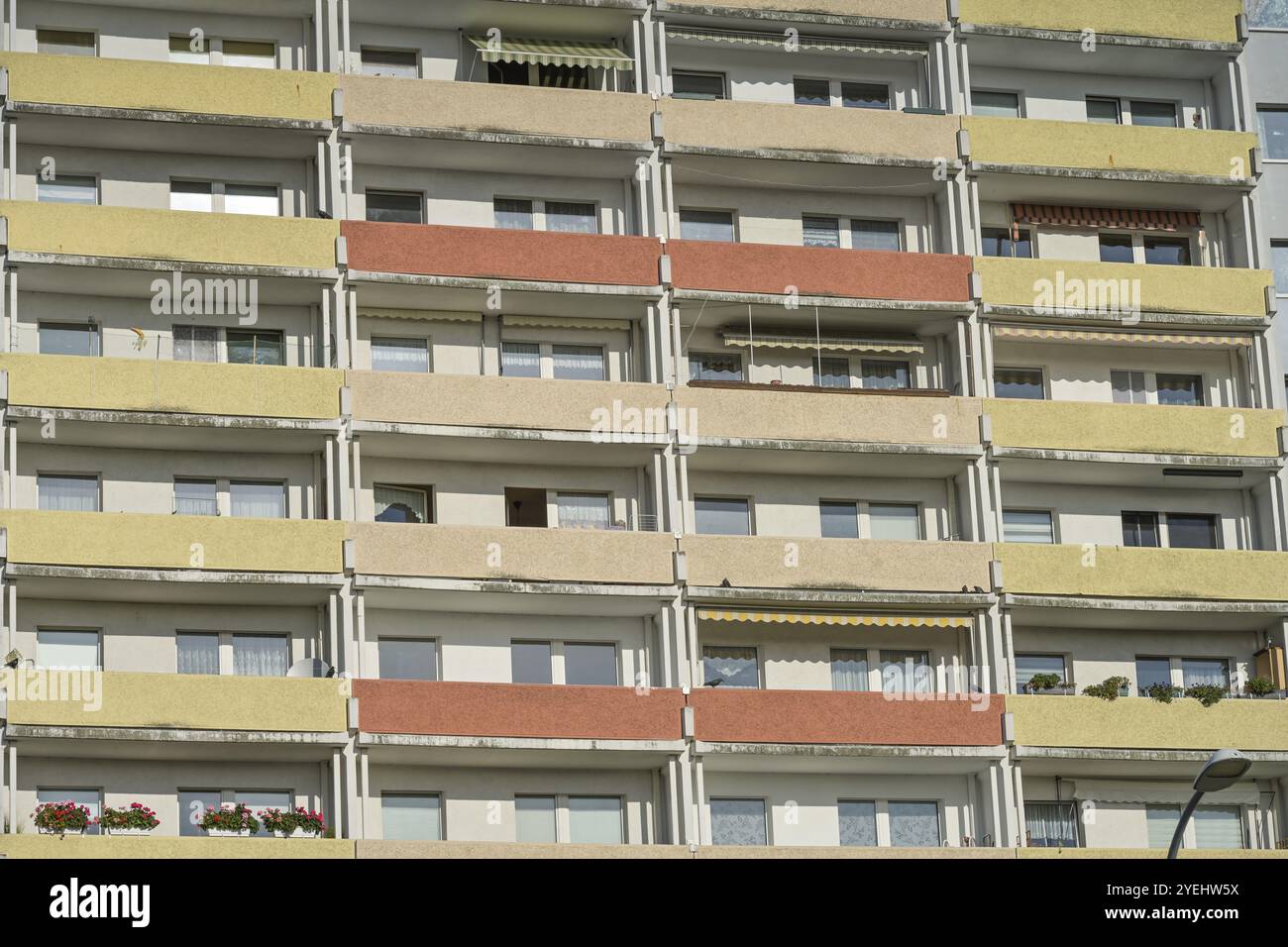 Altes unsaniertes Fertiggebäude, Willi-Saenger-Straße, Stadt Brandenburg an der Havel, Brandenburg, Deutschland, Europa Stockfoto