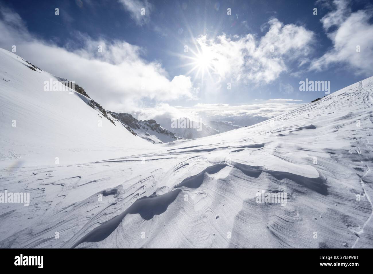 Schneebedeckte Berglandschaft am Wildhorn mit Sonnenstern, Hochtour, Berner Alpen, Berner Oberland, Schweiz, Europa Stockfoto