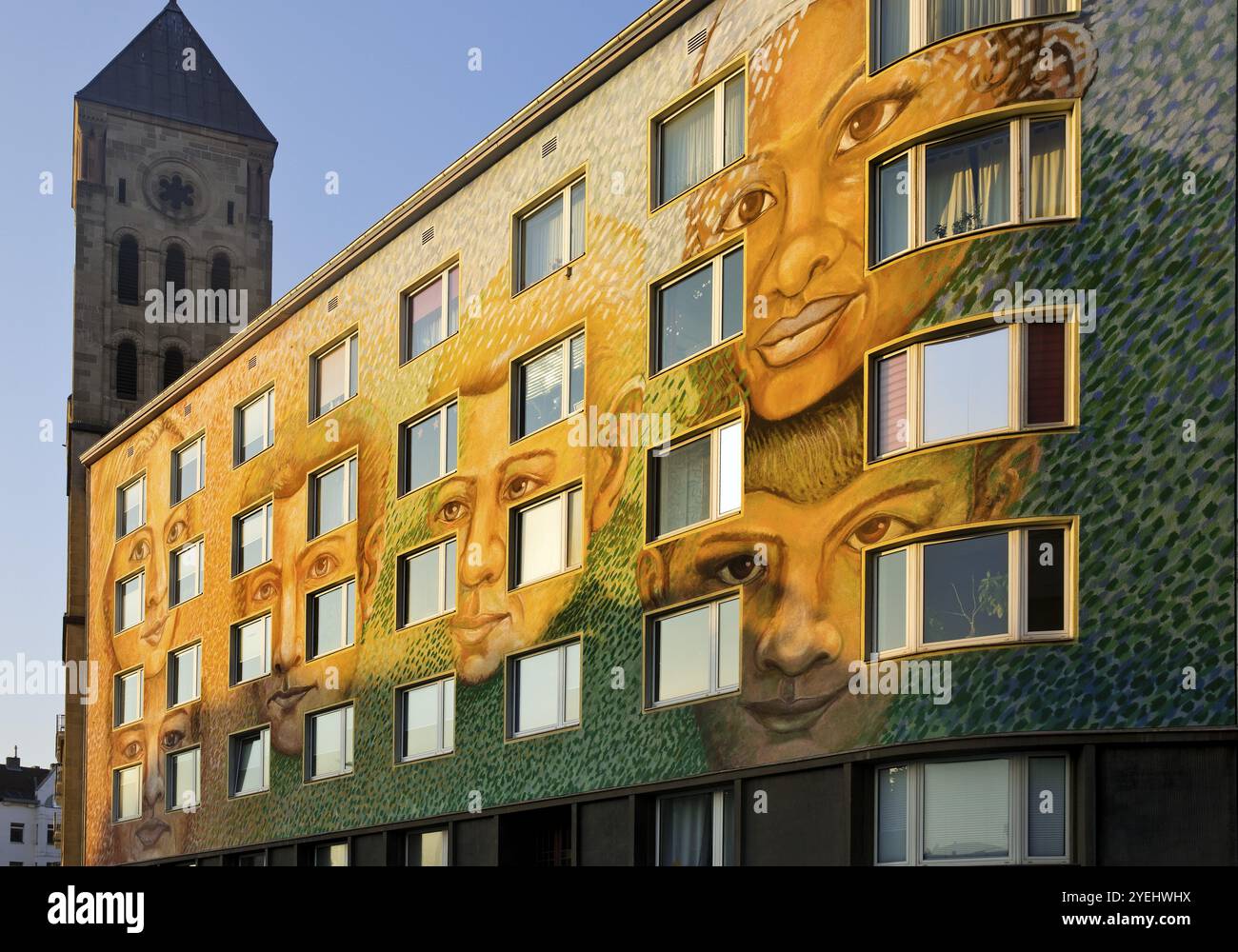 Wandgemälde von Klaus Klinger auf einem Wohnblock mit dem Turm der St. Elisabethkirche, Düsseldorf, Nordrhein-Westfalen, Deutschland, Europa Stockfoto