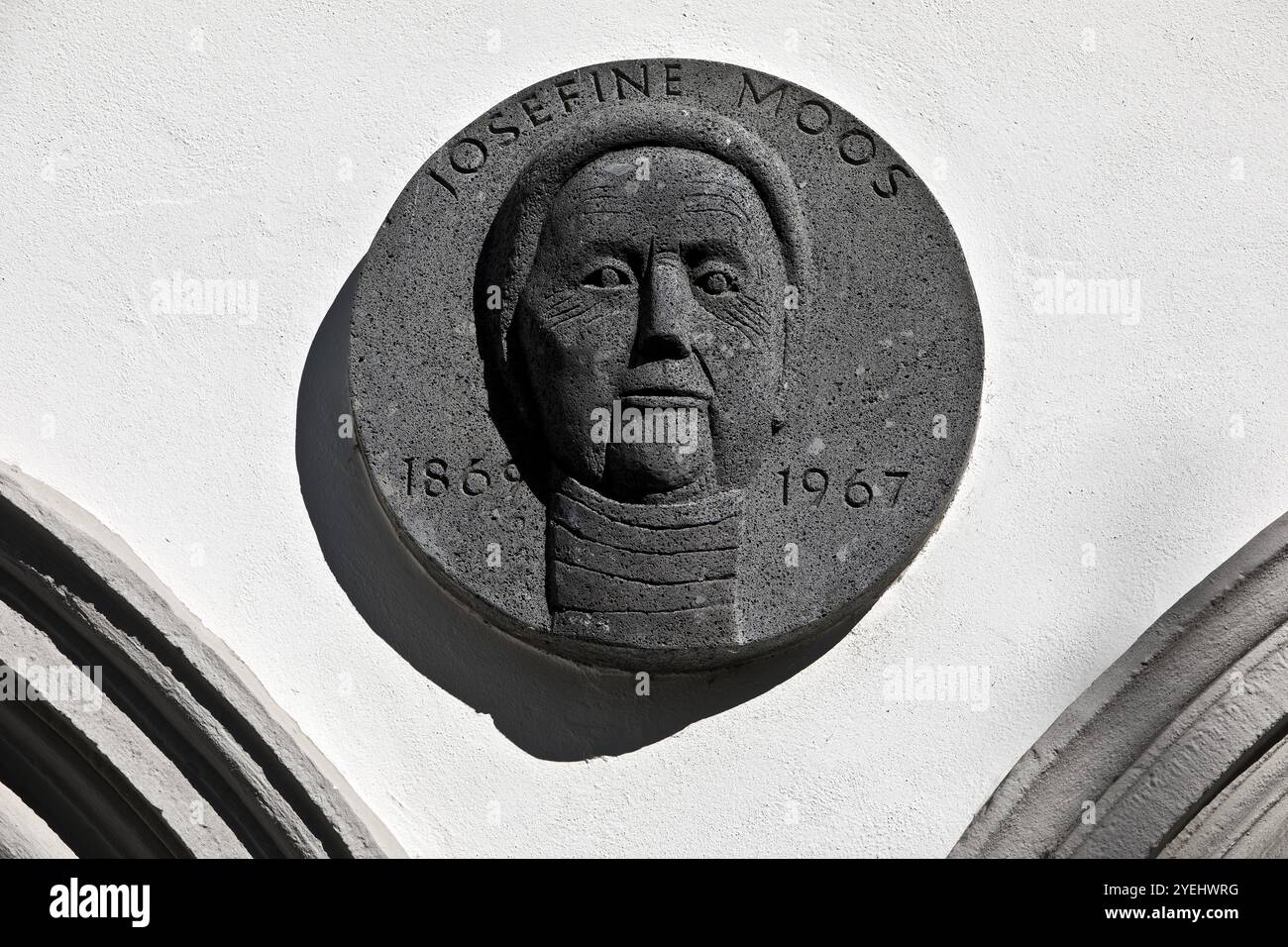 Relief von Josefine Moos, Schriftsteller, an der Wand des Rathauses, Koblenz, Rheinland-Pfalz, Deutschland, Europa Stockfoto