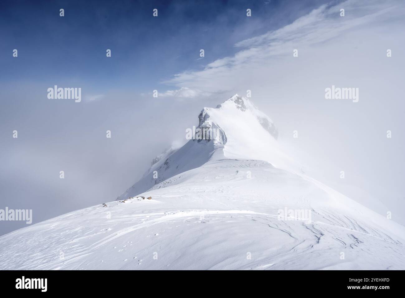 Bergkamm, verschneite Berglandschaft, Aufstieg zum Wildhorn, bewölkte Stimmung, Hochtour, Berner Alpen, Berner Oberland, Schweiz, Europa Stockfoto