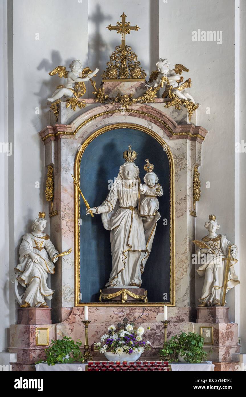 Seitenaltar mit gekrönter Maria, gekröntem Jesuskind und zwei Heiligenfiguren in der römisch-katholischen Kirche St. Verena, Bad Wurzach, Allgäu, Baden-Wuer Stockfoto