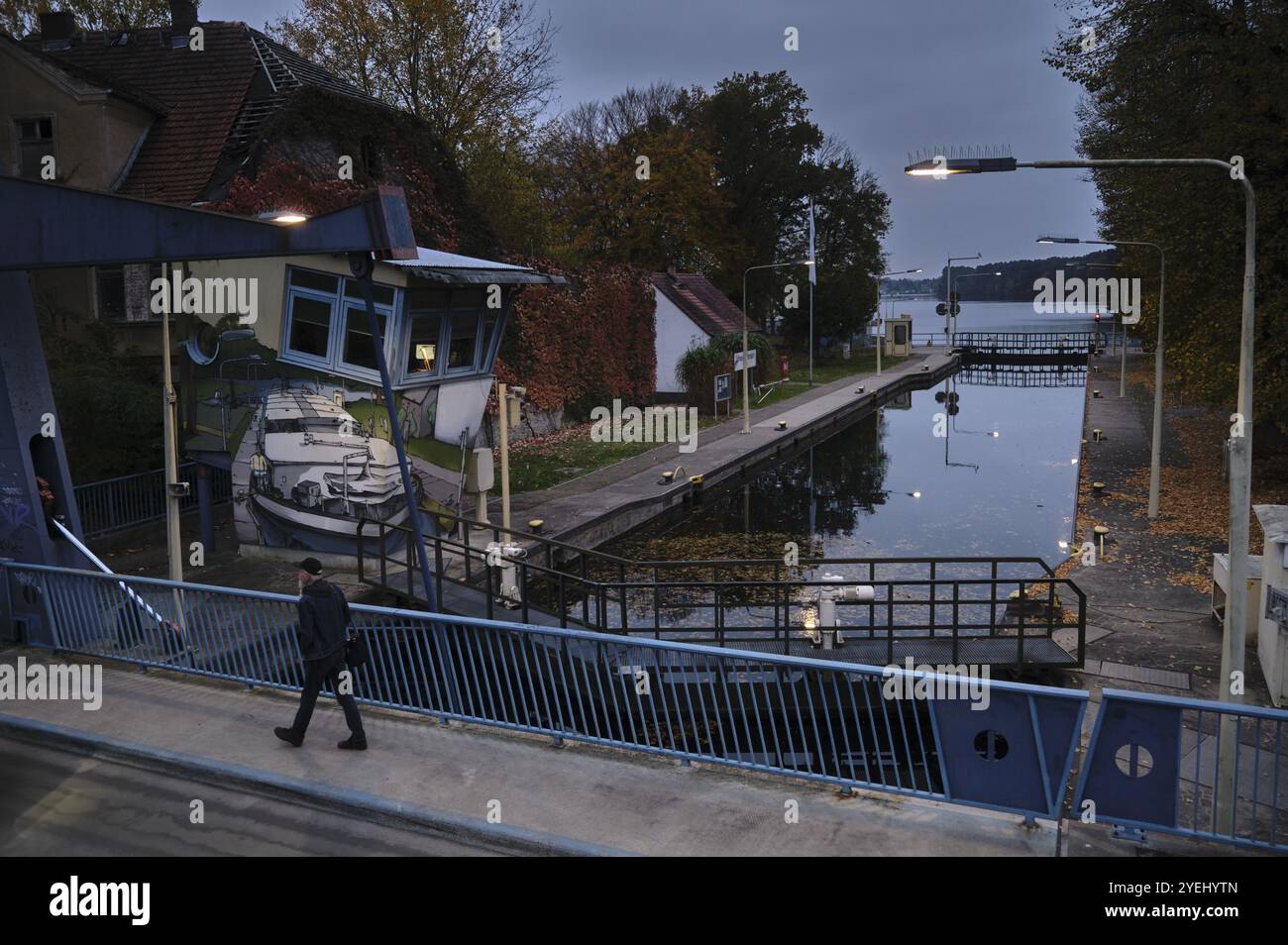 Deutschland, Woltersdorf, 26.10.2024, Schleuse Woltersdorf, Blick von der Fußgängerbrücke zur Klappbrücke und Schleuse, Europa Stockfoto