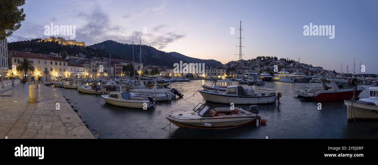 Morgenatmosphäre, Boote im Hafen, Panoramaaufnahme, Stadt Hvar, Insel Hvar, Dalmatien, Kroatien, Europa Stockfoto