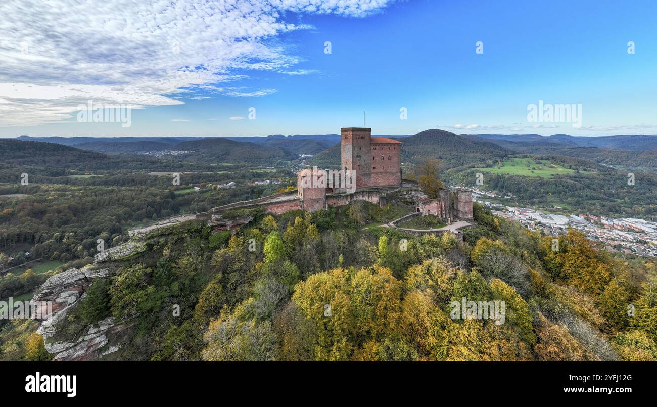 Luftaufnahme, Reichsburg Trifels, Annweiler, Pfalz, Rheinland-Pfälzer Wald im Herbst, Deutschland, Europa Stockfoto