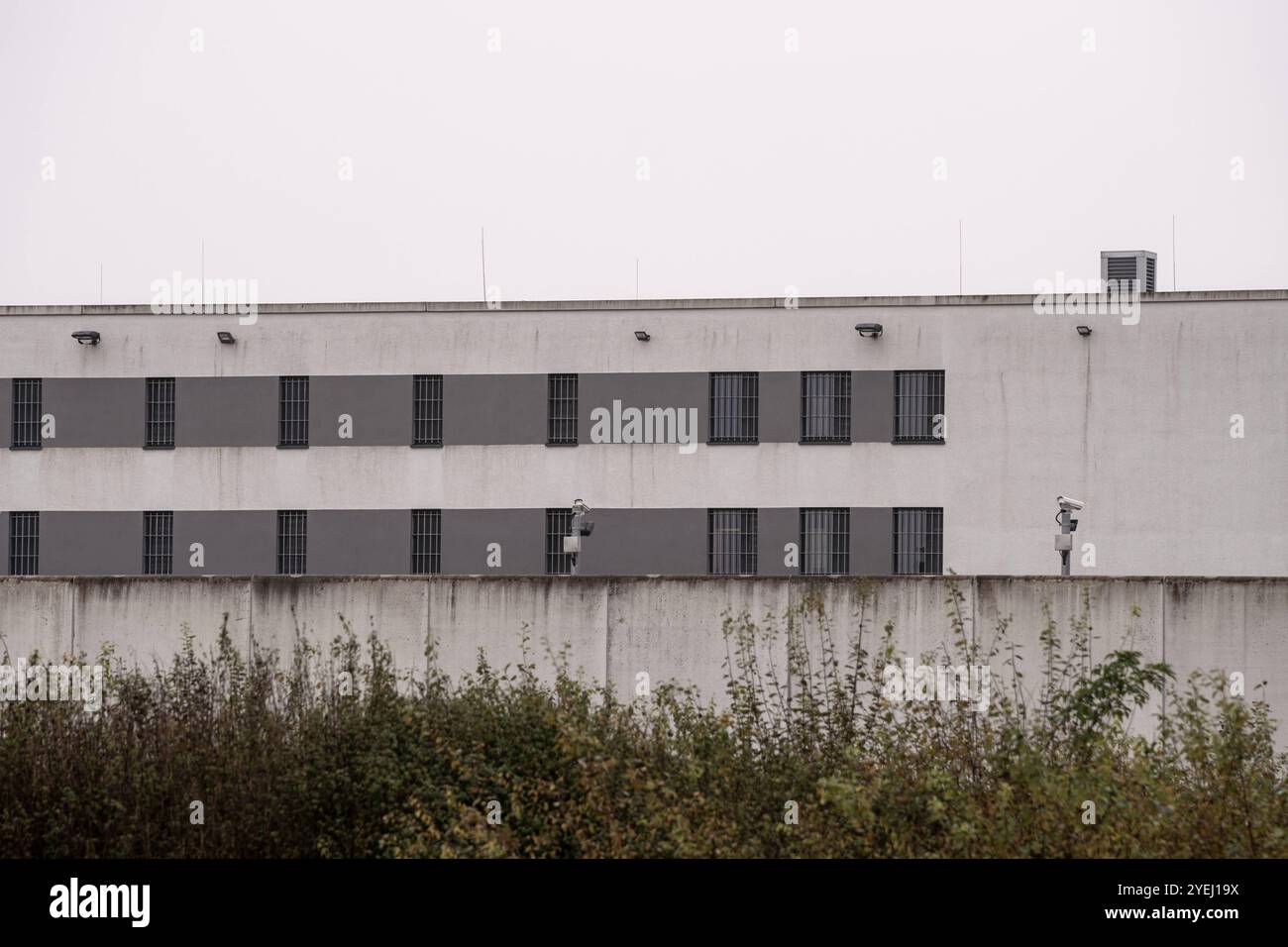 Gablingen, Augsburg Land, Bayern, Deutschland - 31. Oktober 2024: Symbolisches Bild des Skandals und der Vorwürfe von Misshandlungen durch Mitarbeiter im Gefängnis um das Gefängnis Gablingen Augsburg. Gefängnisgebäude *** Symbolbild zum Skandal bzw. Den Vorwürfen zur Misshandlung durch Personal im Gefängnis rund um die JVA Gablingen Augsburg. Justizvollzugsanstalt Gebäude Stockfoto