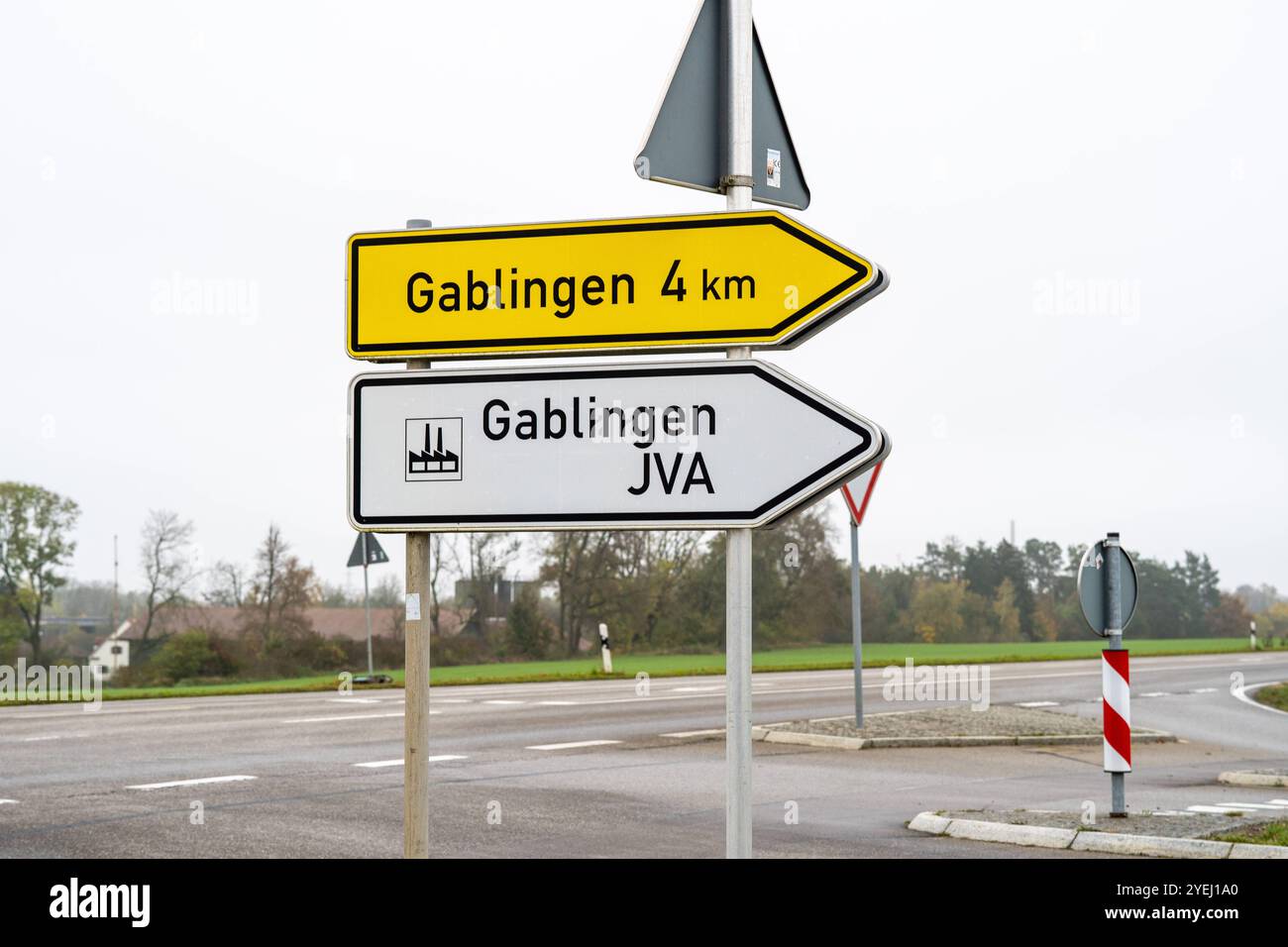 Gablingen, Augsburg Land, Bayern, Deutschland - 31. Oktober 2024: Symbolisches Bild des Skandals und der Vorwürfe von Misshandlungen durch Mitarbeiter im Gefängnis um das Gefängnis Gablingen Augsburg. Wegweiser in der Region Richtung Gefängnis *** Symbolbild zum Skandal bzw. Den Vorwürfen zur Misshandlung durch Personal im Gefängnis rund um die JVA Gablingen Augsburg. Wegweiser in der Region in Richtung Justizvolzugsanstalt Stockfoto