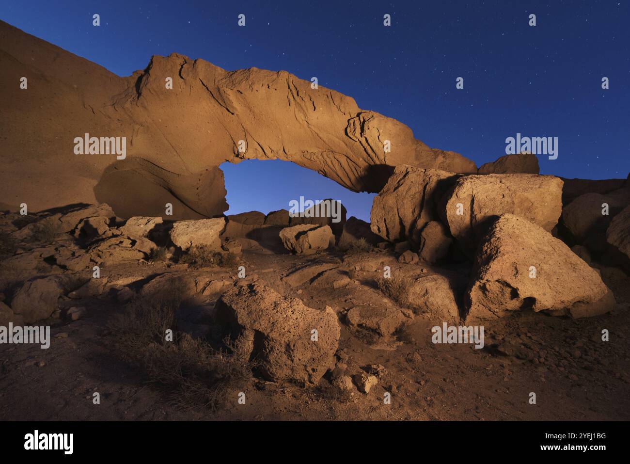 Sternenklare nächtliche Landschaft eines vulkanischen Felsenbogens auf Teneriffa, Kanarische Insel, Spanien, Europa Stockfoto